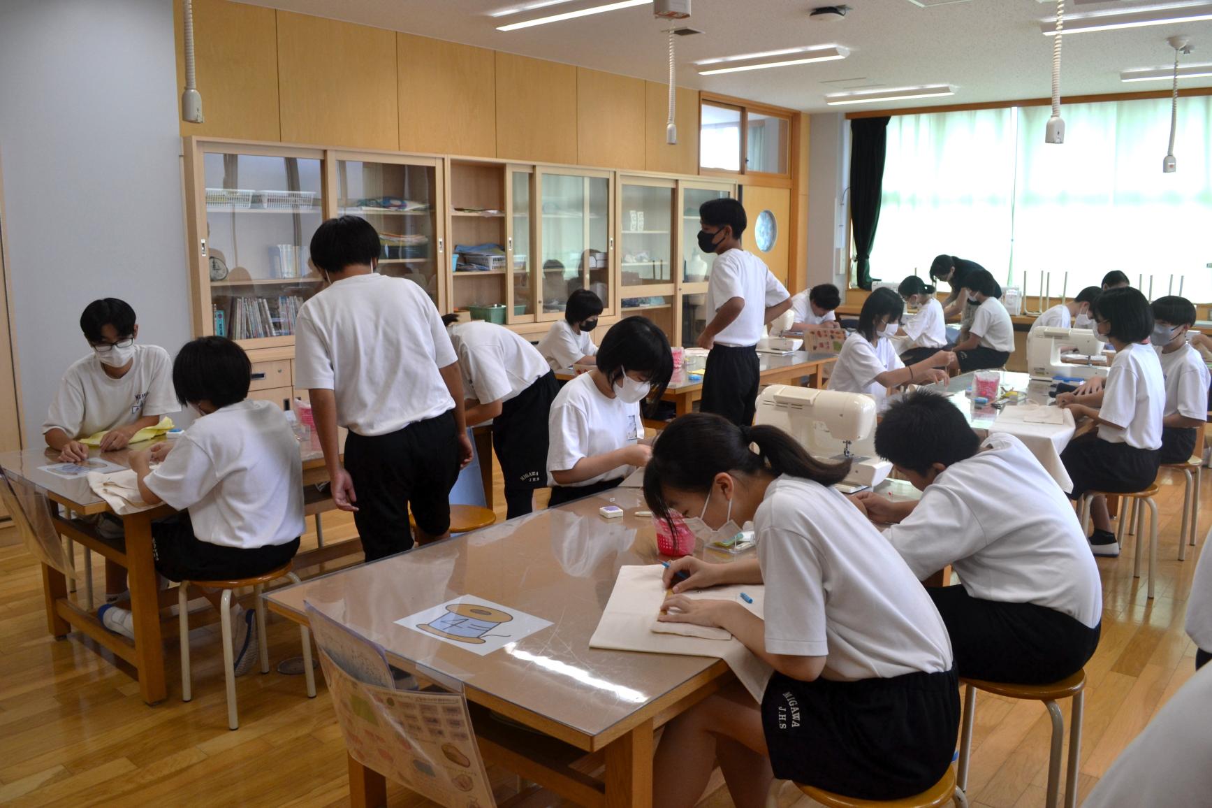 03 教え合ったりしながら取り組んでいます