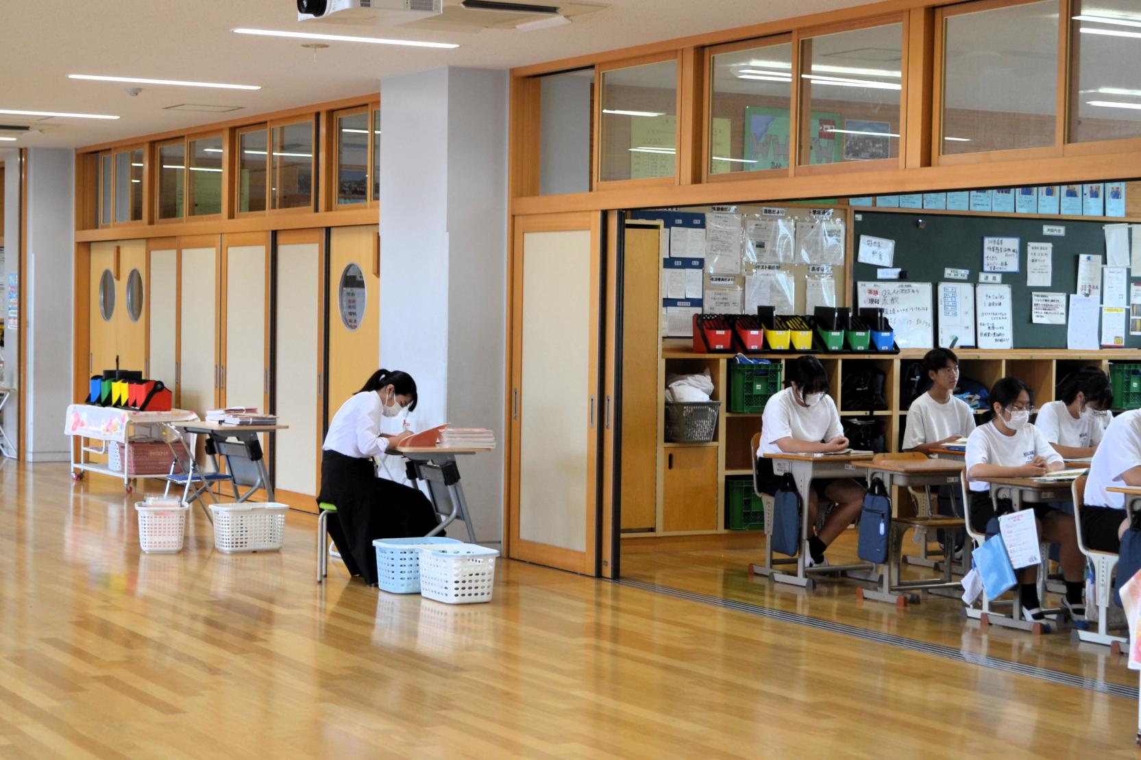 03 生徒の生活ノートなどをみています