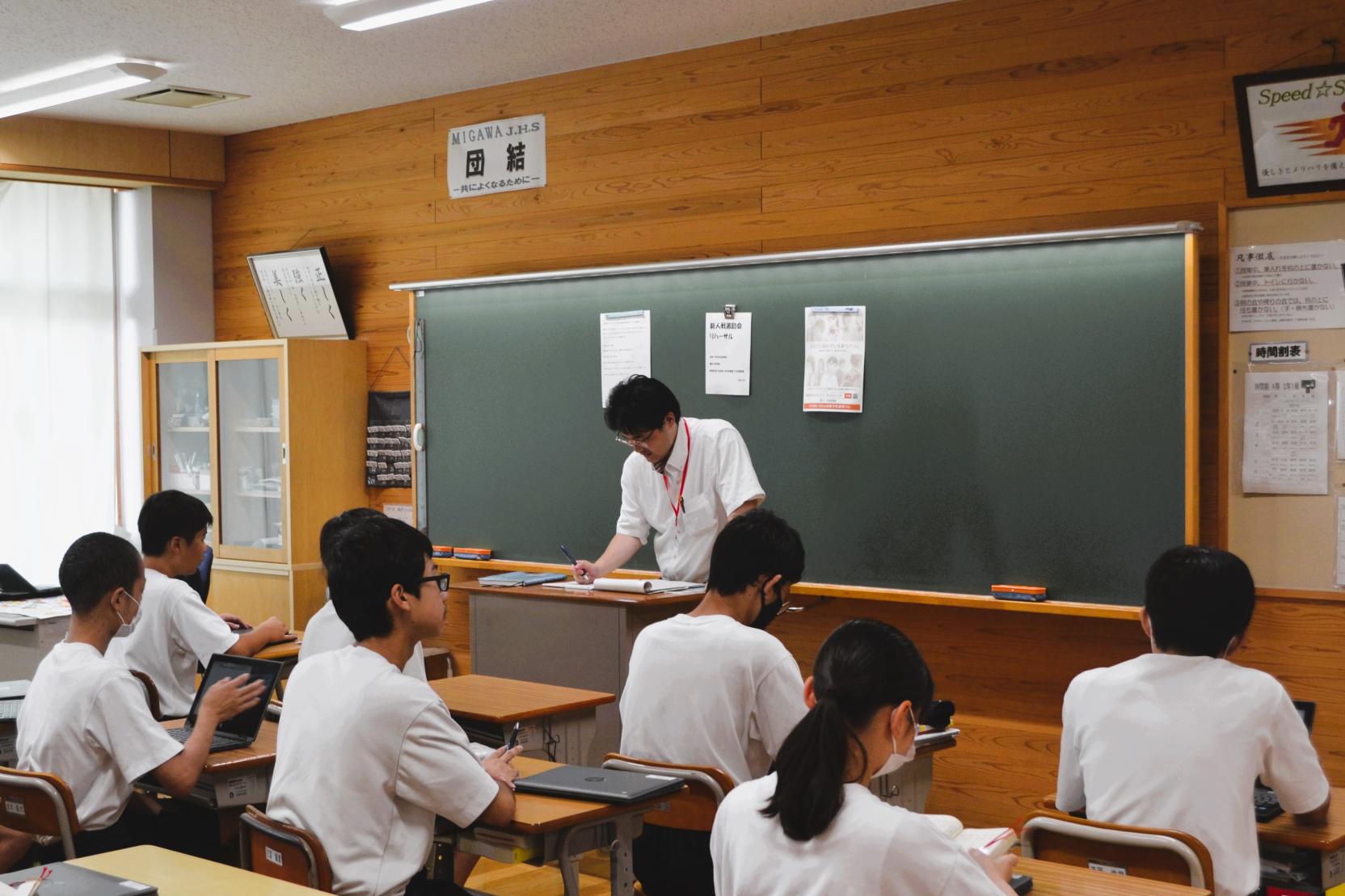 04 出席確認をしています 04 出席確認をしています