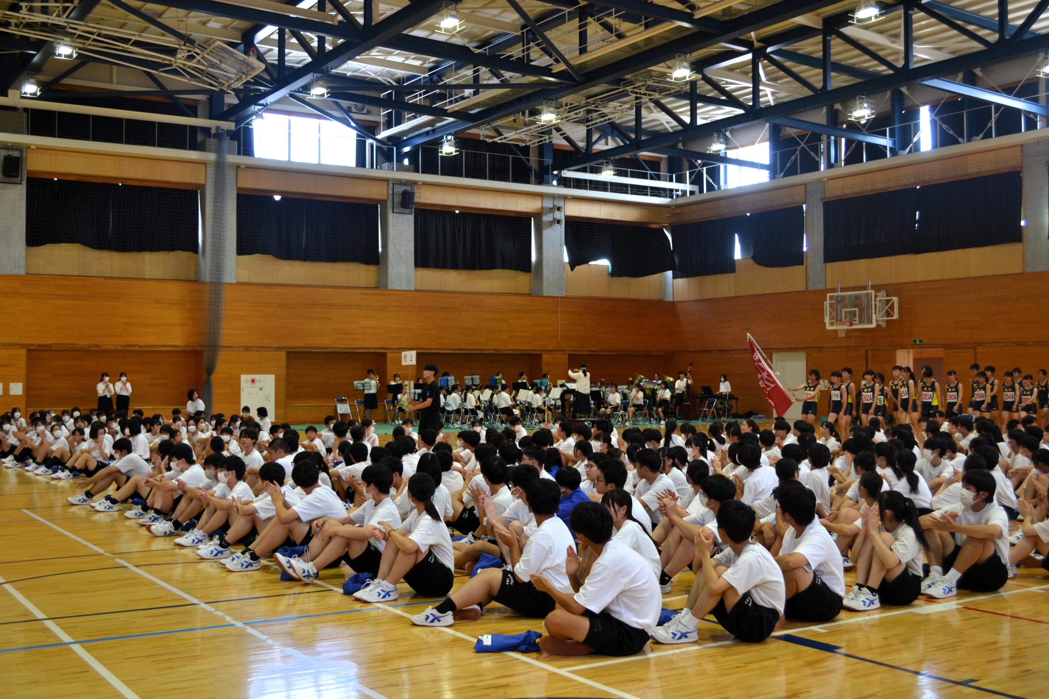 01 3年生の前キャプテンに続いて新チームで入場します