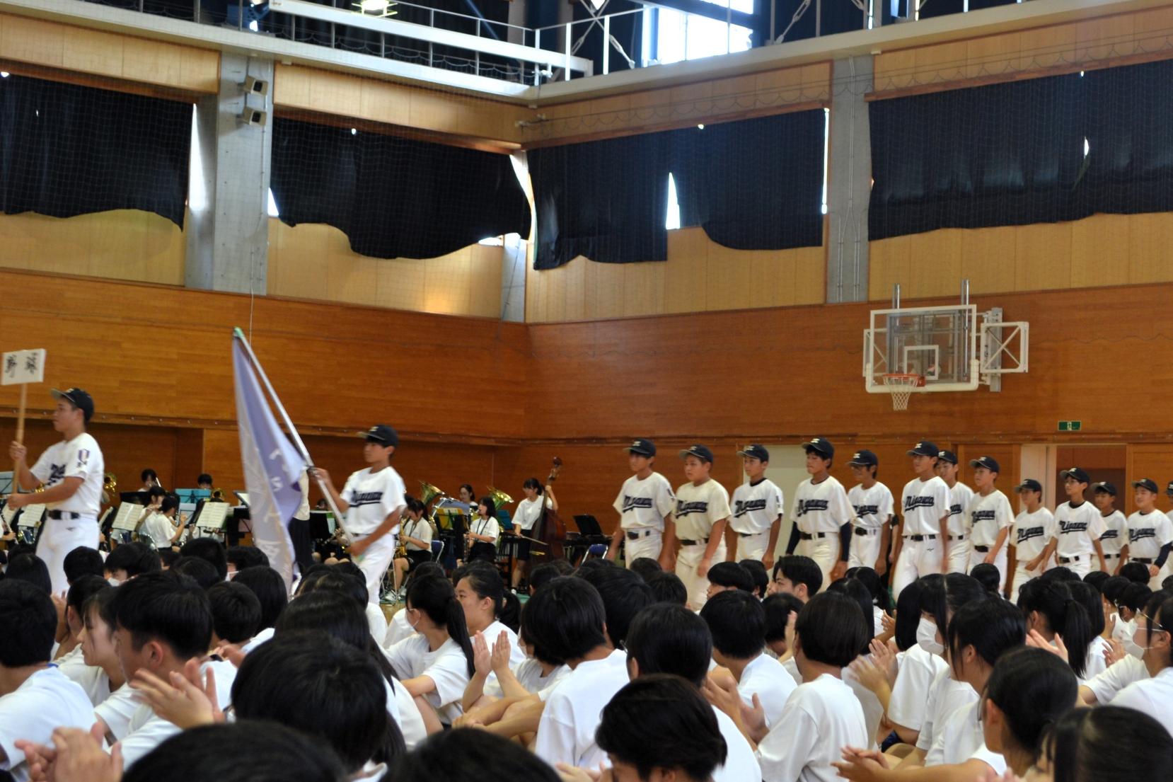 05 入場行進を伴奏する吹奏楽部も新メンバーです