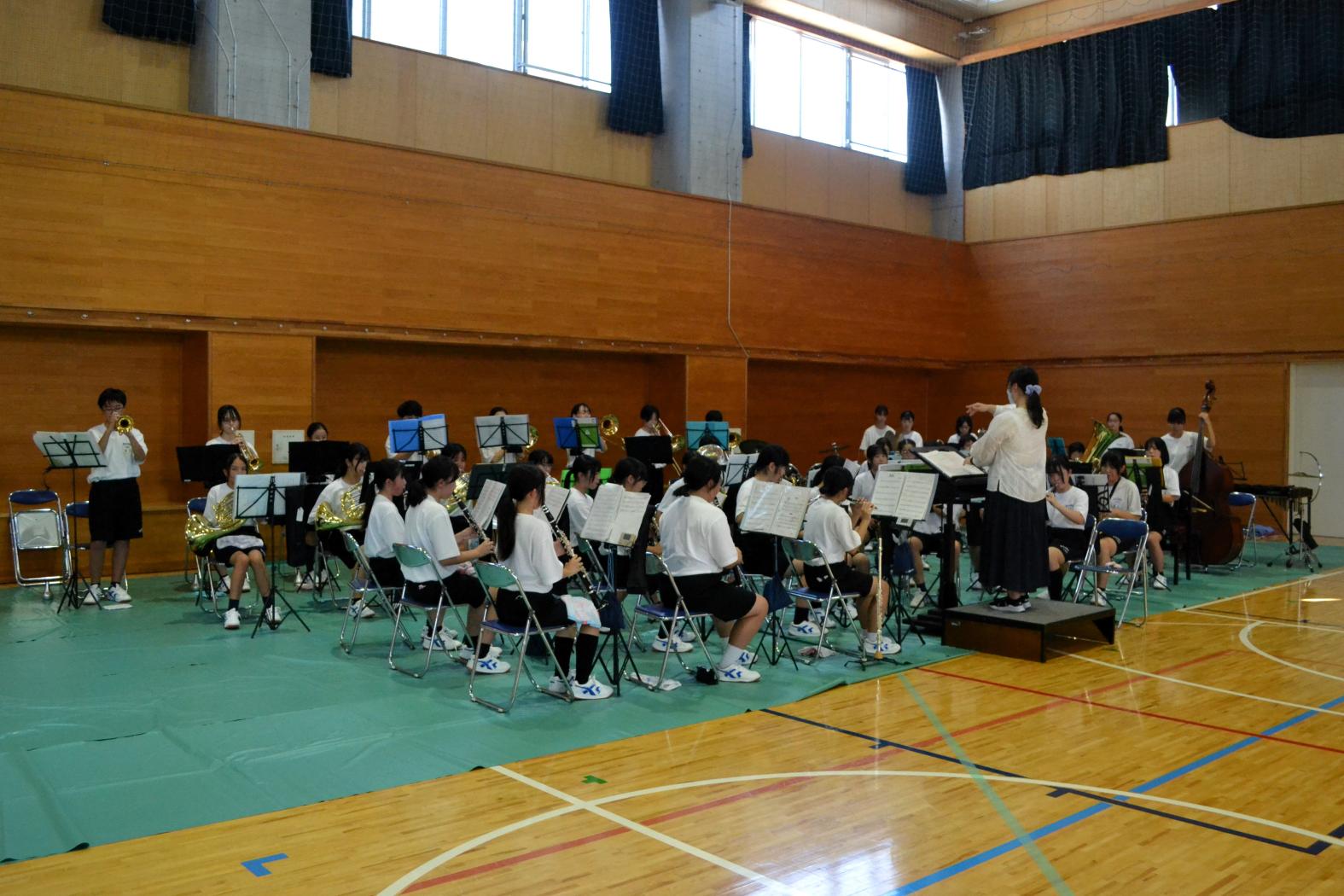 24 校歌の伴奏は吹奏楽部です
