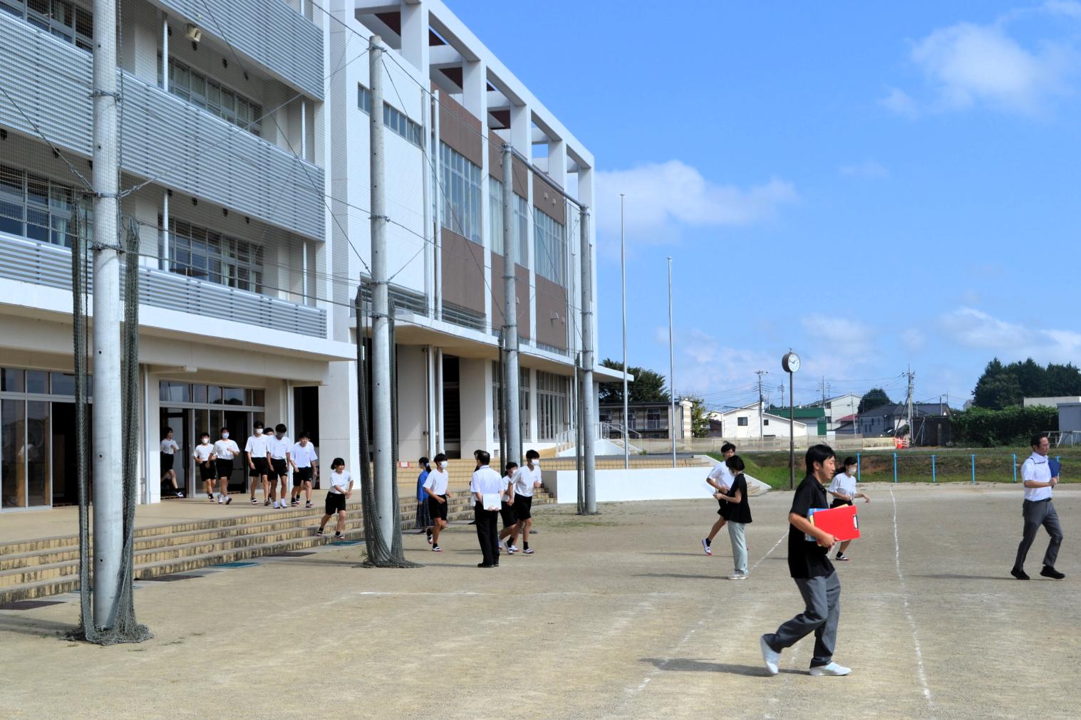 01　先生に続いて避難します