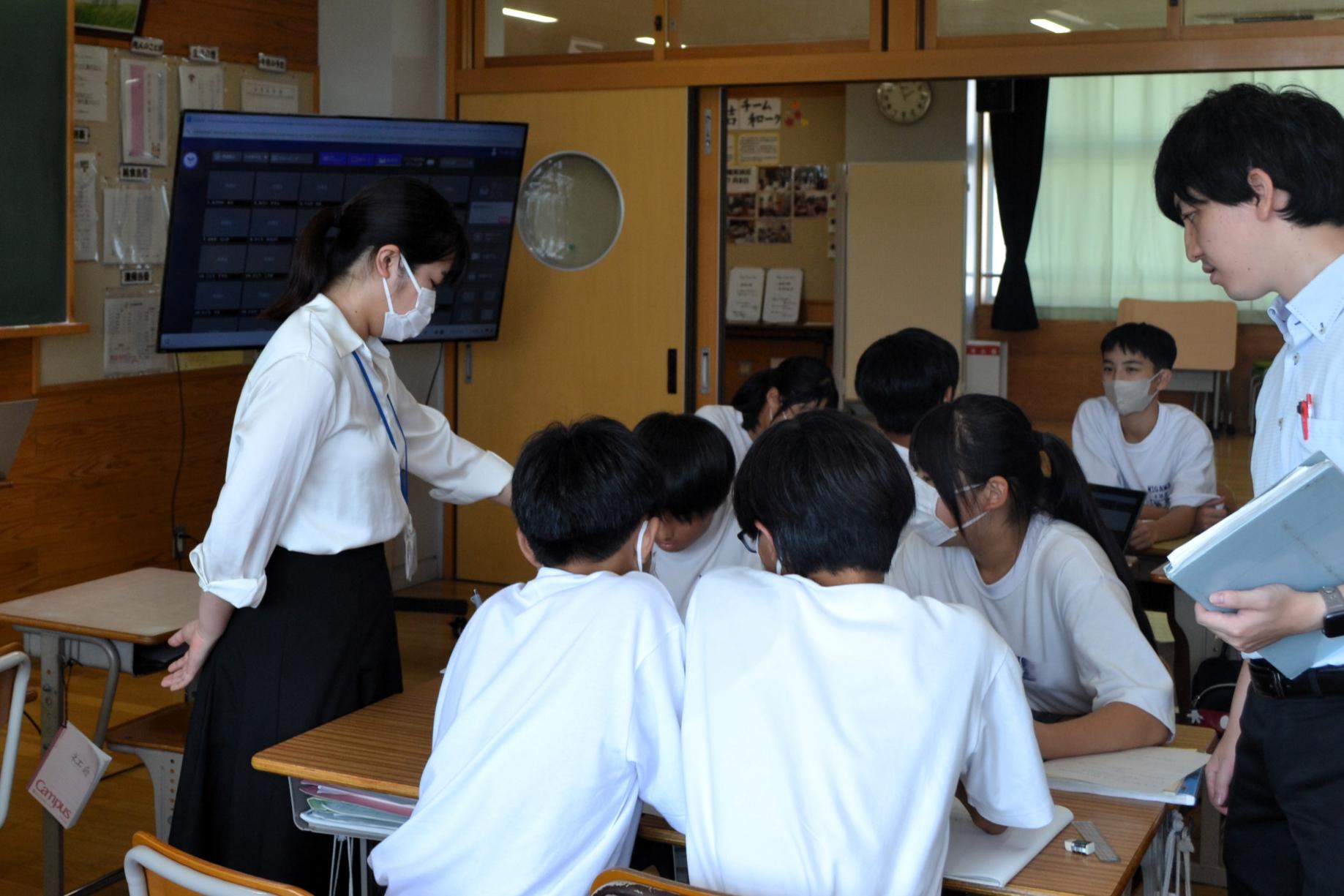 12 生徒たちの話によく耳を傾けていました 12 生徒たちの話によく耳を傾けていました