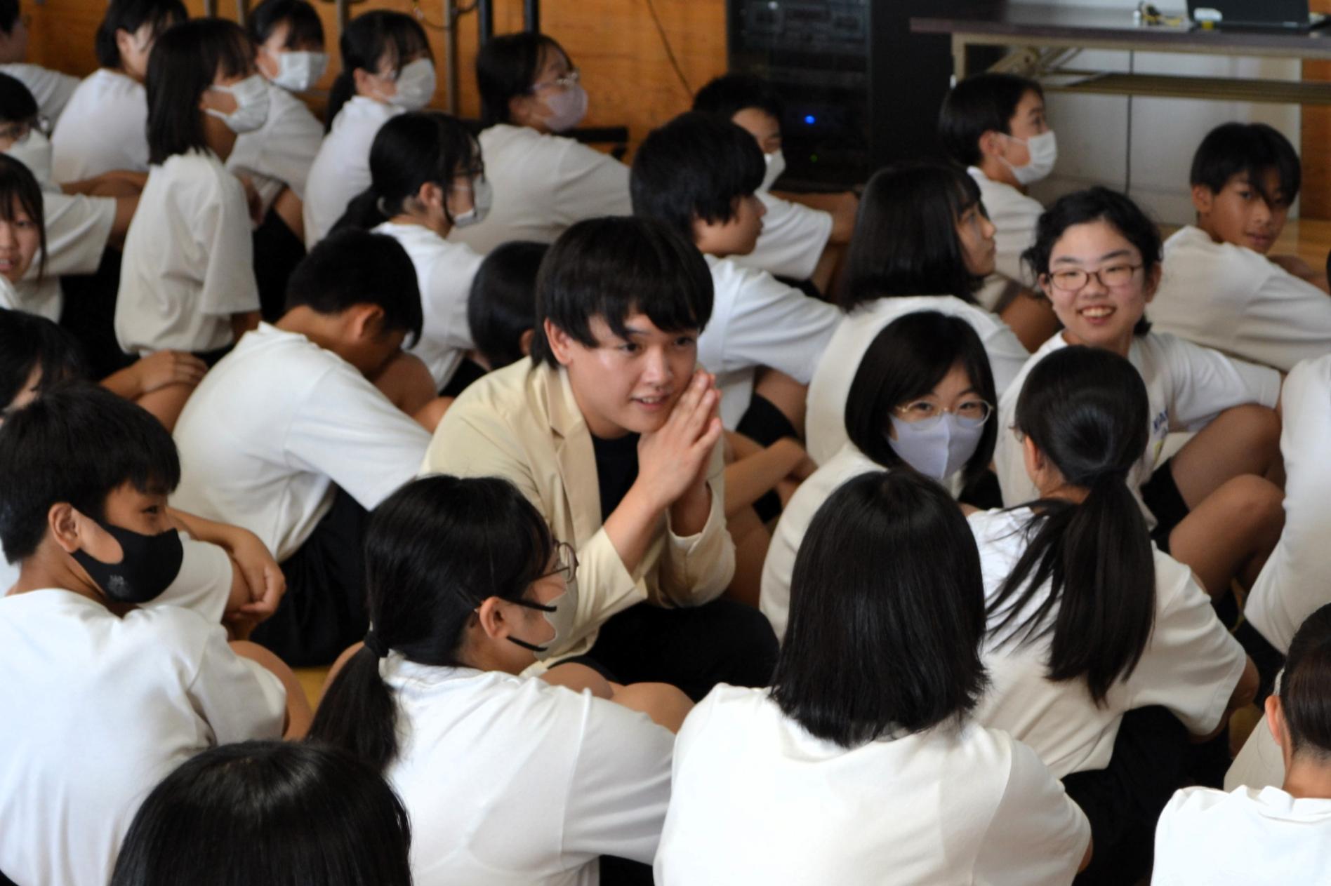03 みんなの中に入って話を聞いてくれました