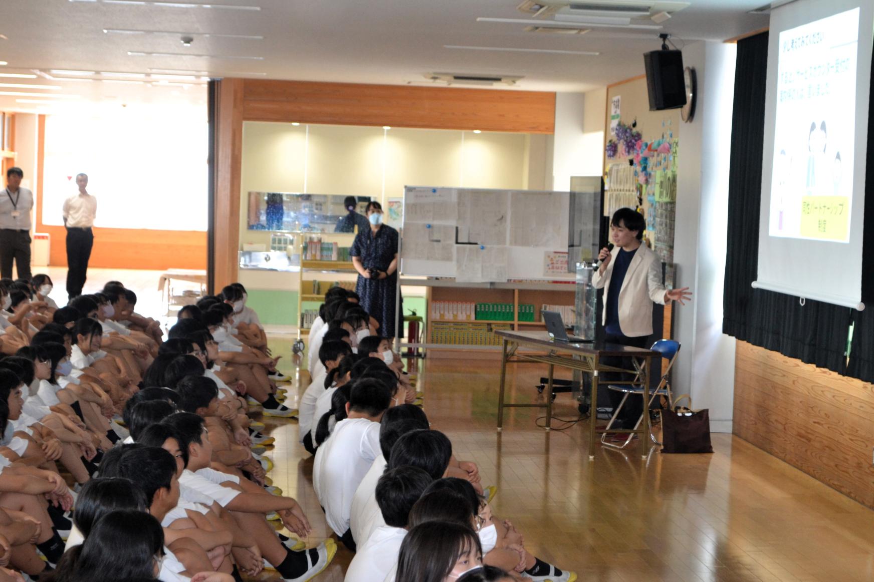 05 生徒たちも真剣に耳を傾けていました 05 生徒たちも真剣に耳を傾けていました