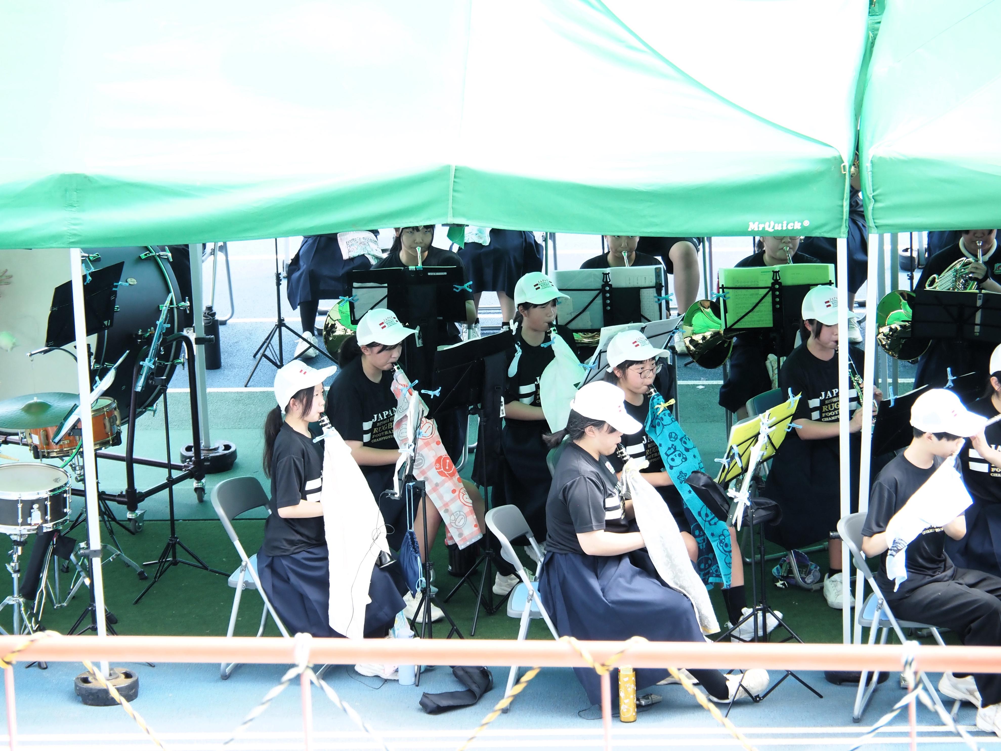 10 木管楽器は暑さや湿気に負けないようにタオルでカバー