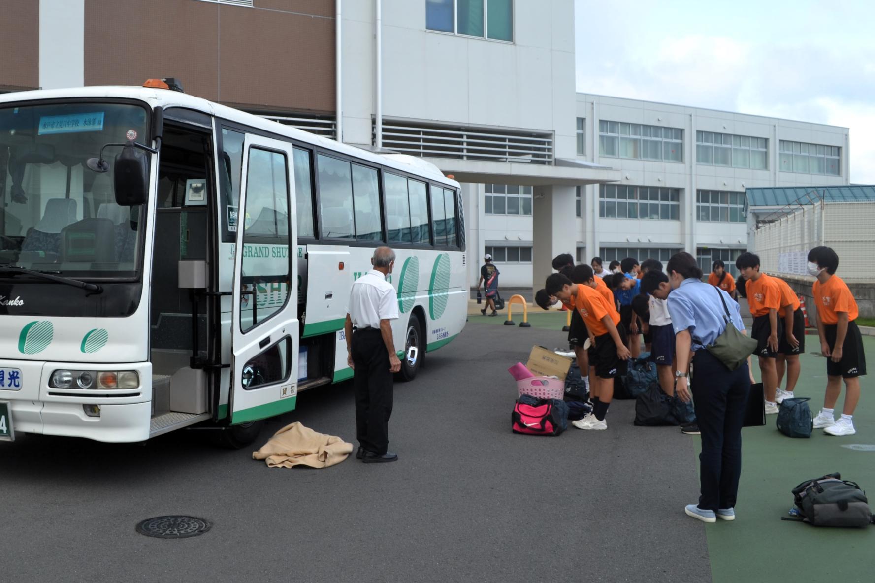 02 お世話になる運転手さんにあいさつ