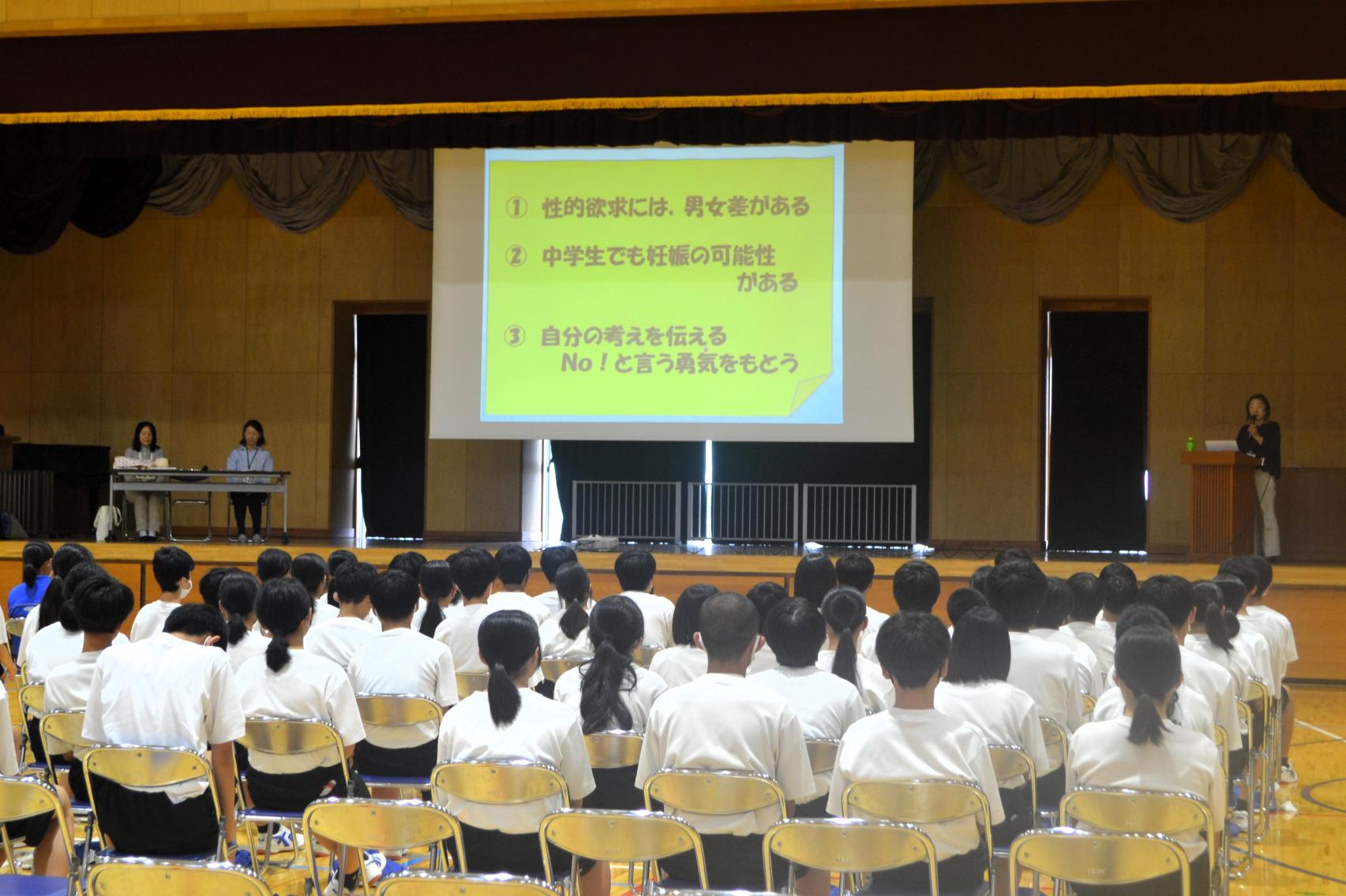 01 体育館で講話を聞きました
