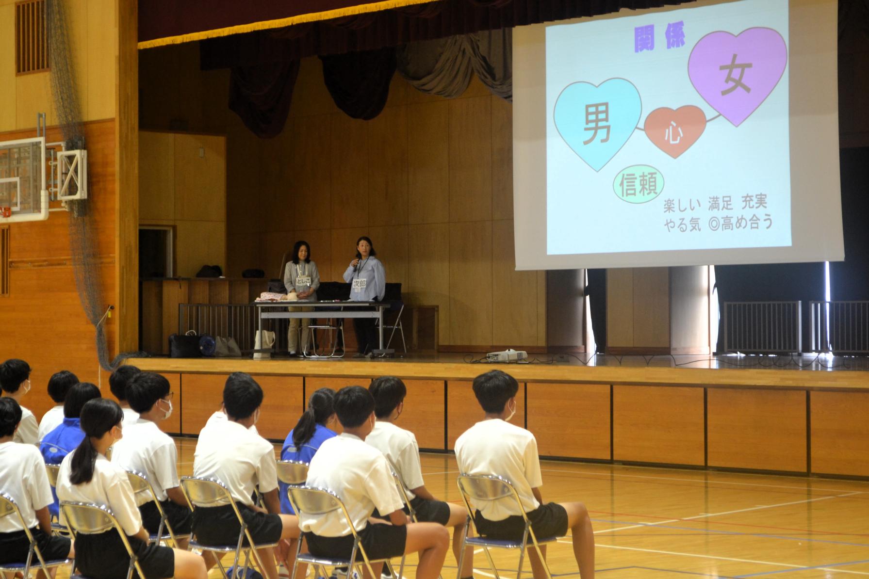 03 集中して聞いています