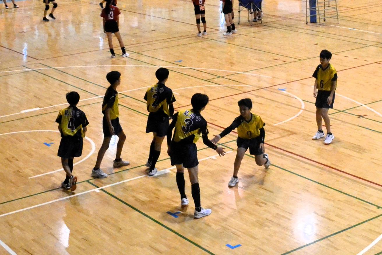 06 ナイスプレーをみんなで喜ぶ
