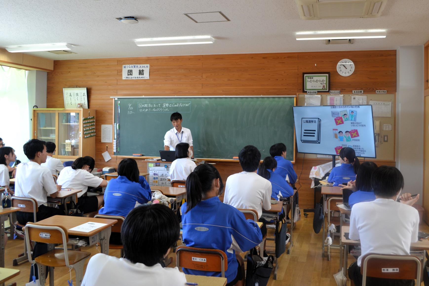 02 教室では選挙の仕組みについて復習しています