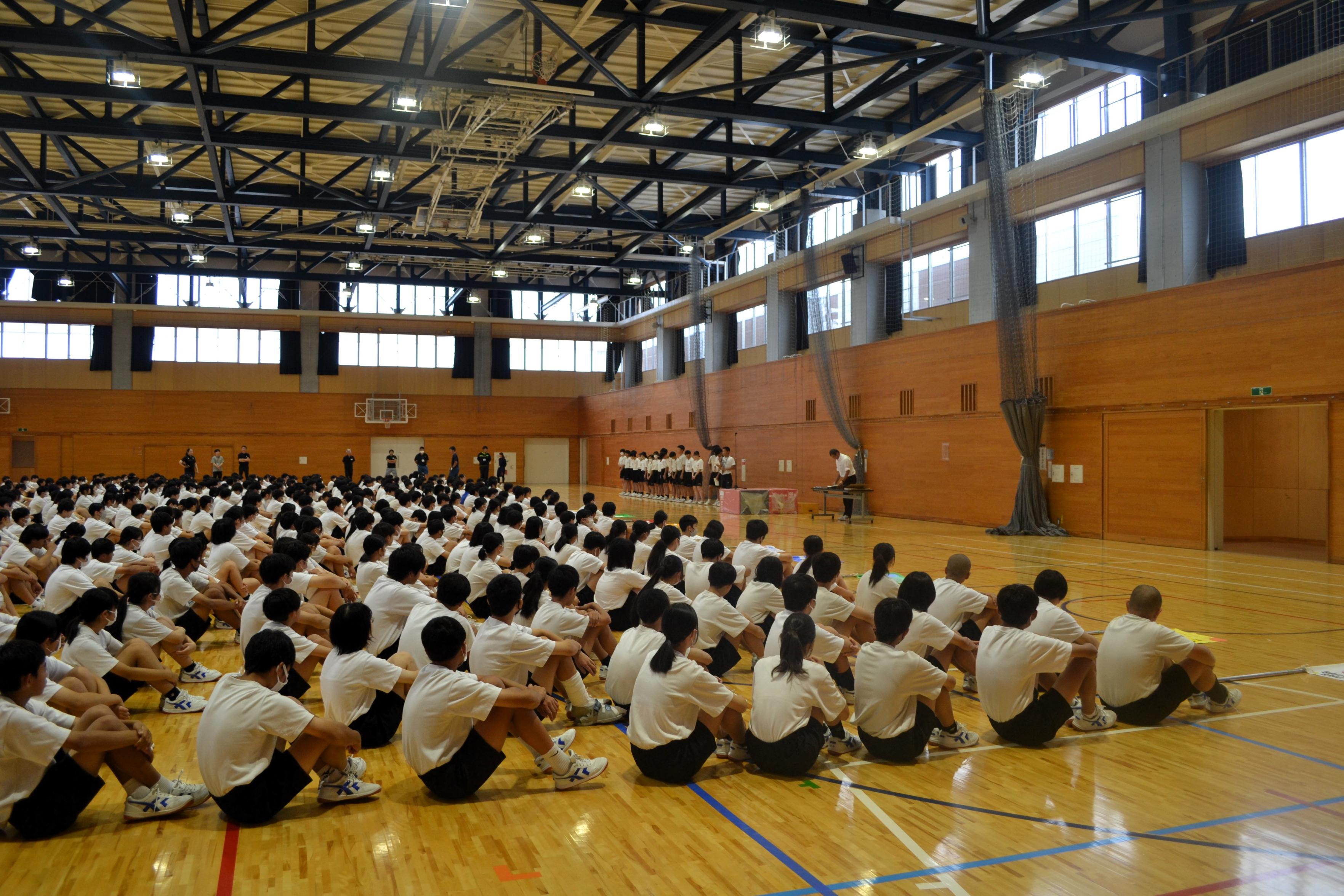 01 体育館で開閉会式の練習をしました