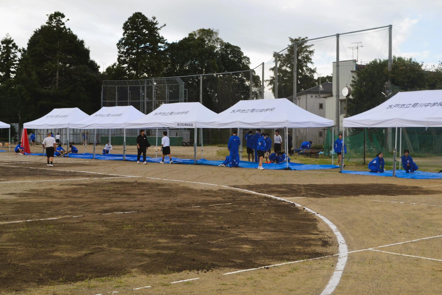 09 生徒席もブルーシートが敷かれました