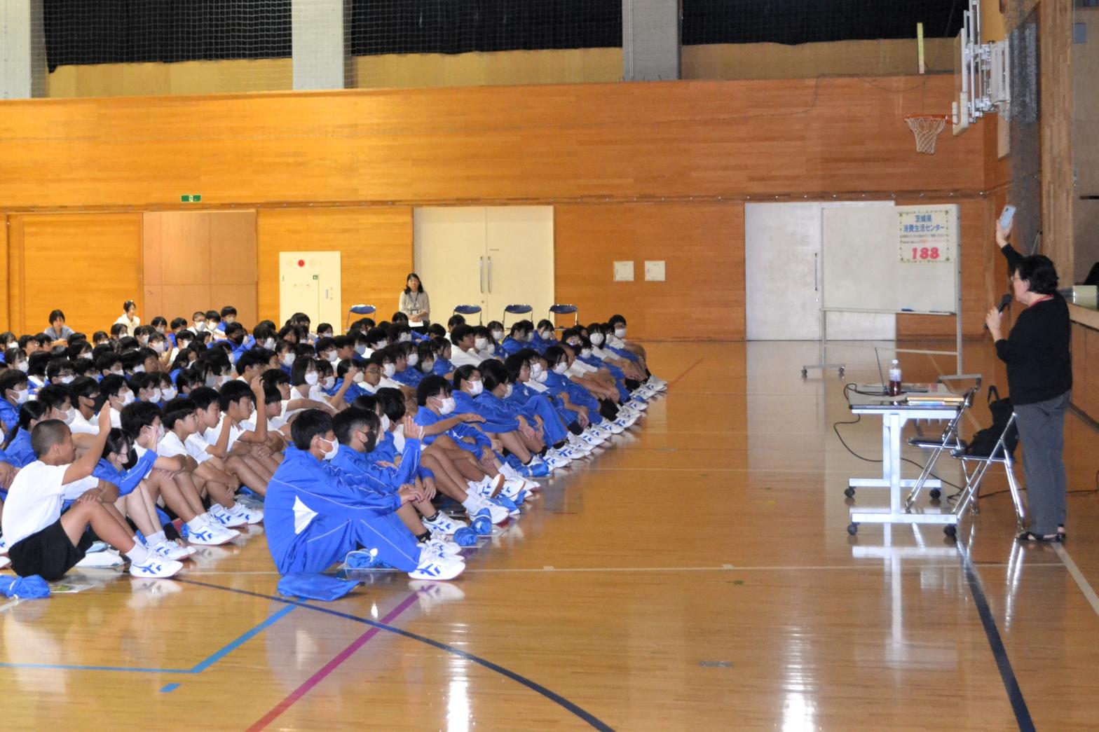 04 問いかけに挙手で応える 04 問いかけに挙手で応える