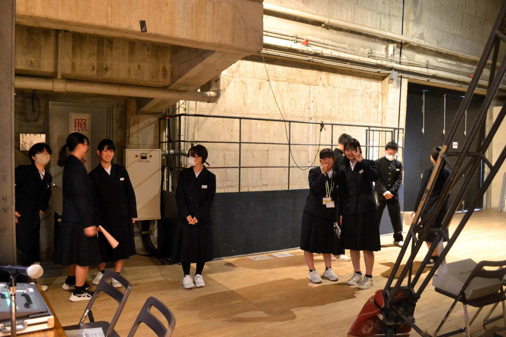 02 舞台袖でスタンバイする実行委員の皆さん