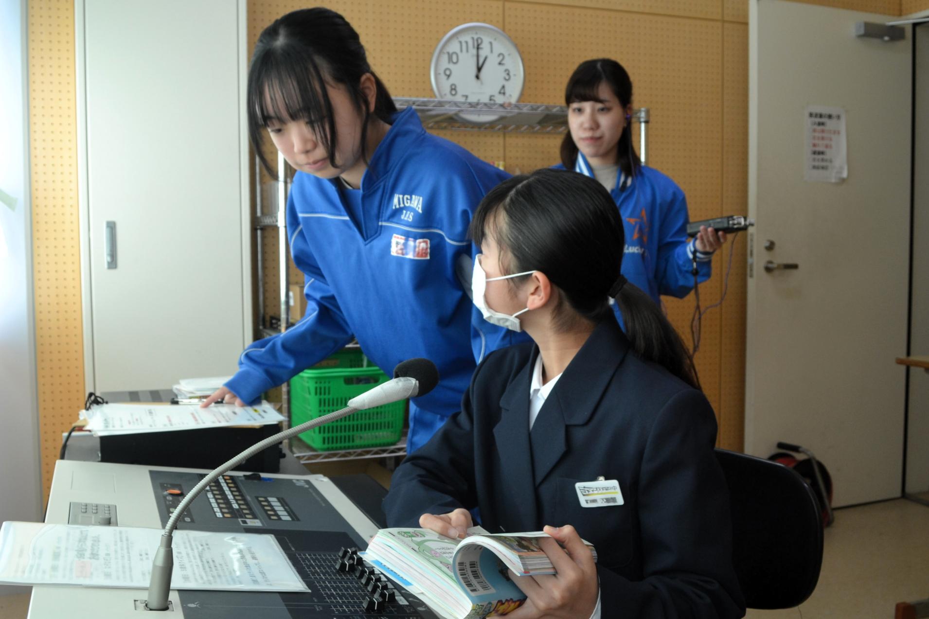 04 放送委員ふたりで協力しています