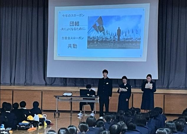 03 学校紹介に聞き入る小学生 03 学校紹介に聞き入る小学生