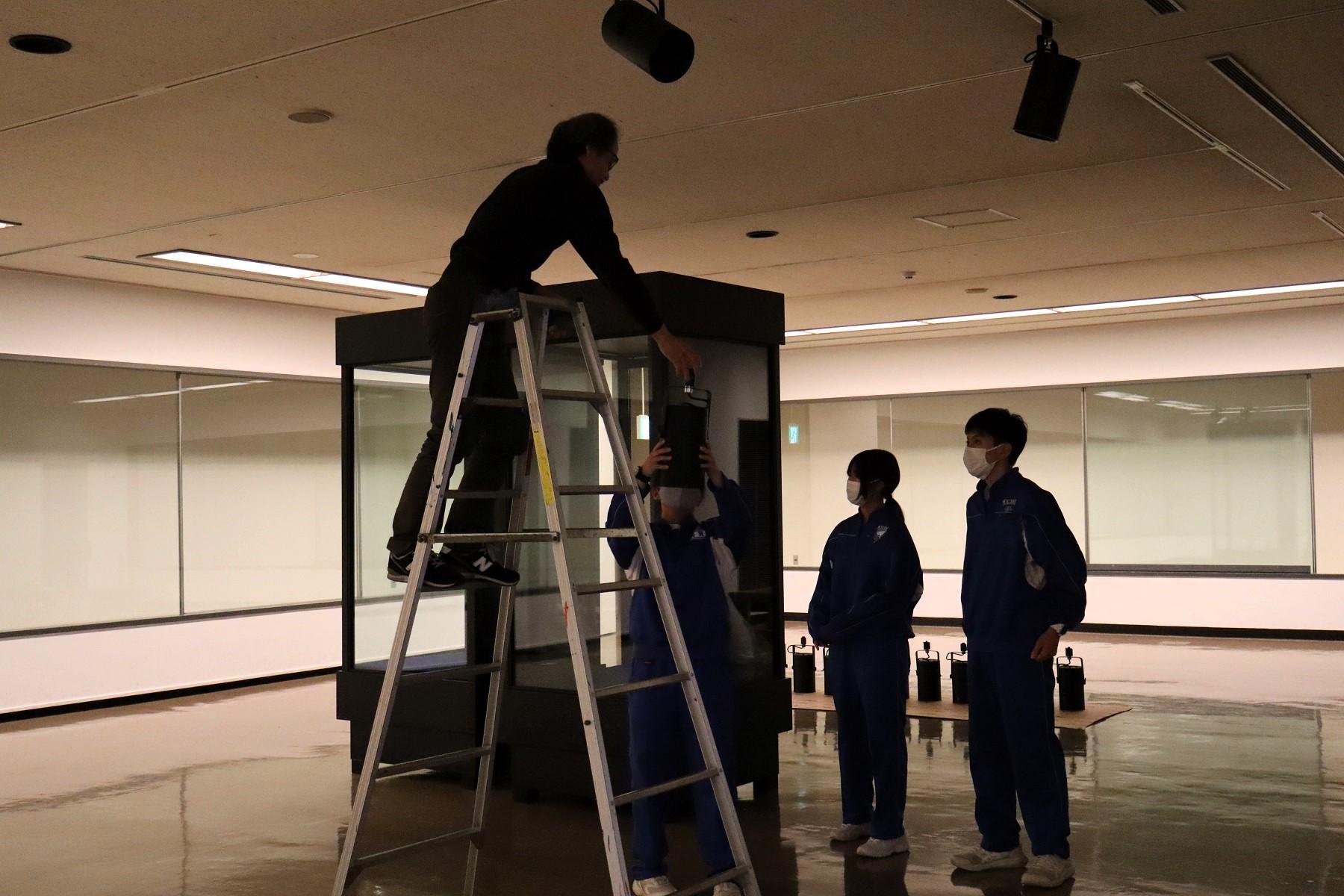 01 博物館で展示替えのお手伝い