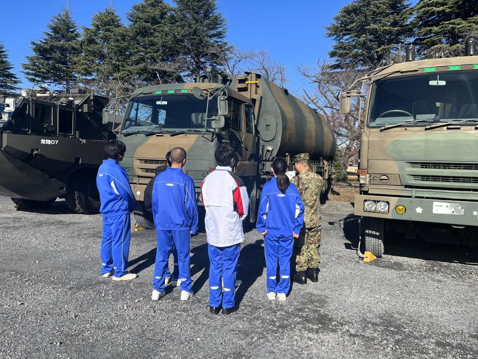 03 自衛隊で車両の見学