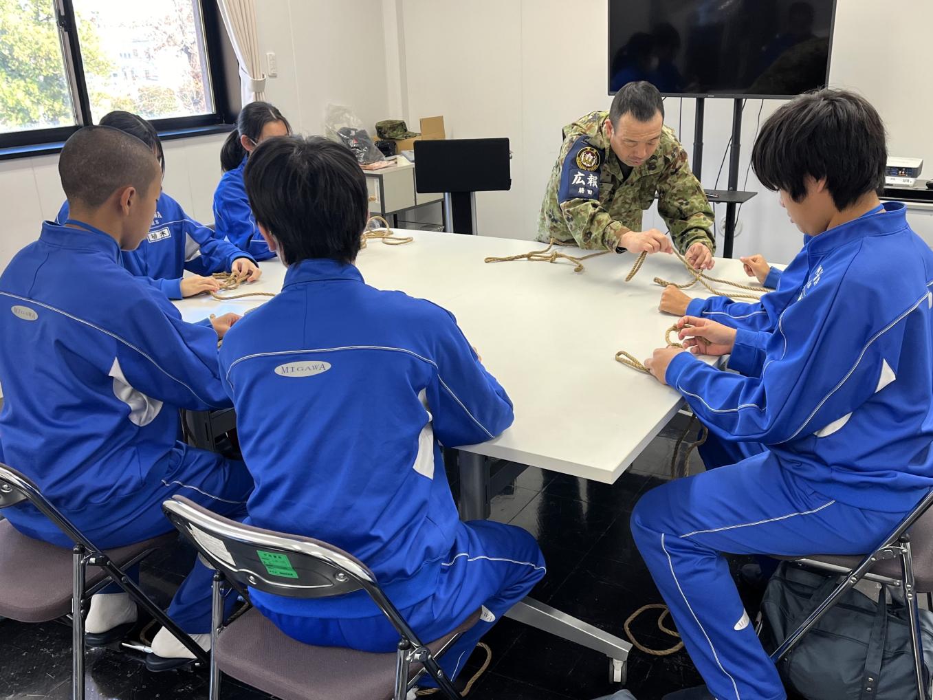 04 自衛隊でロープワークの体験