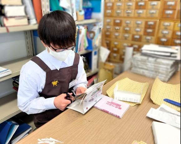 07 図書館でカバーかけの実習 07 図書館でカバーかけの実習