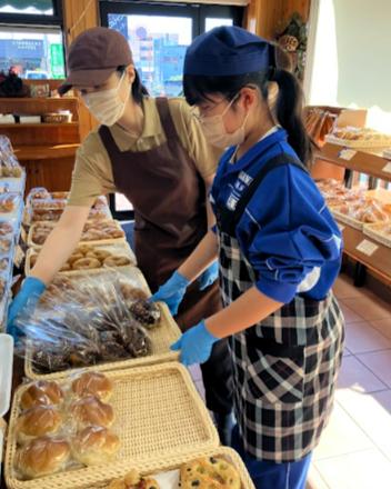 08 パン店で品出し作業