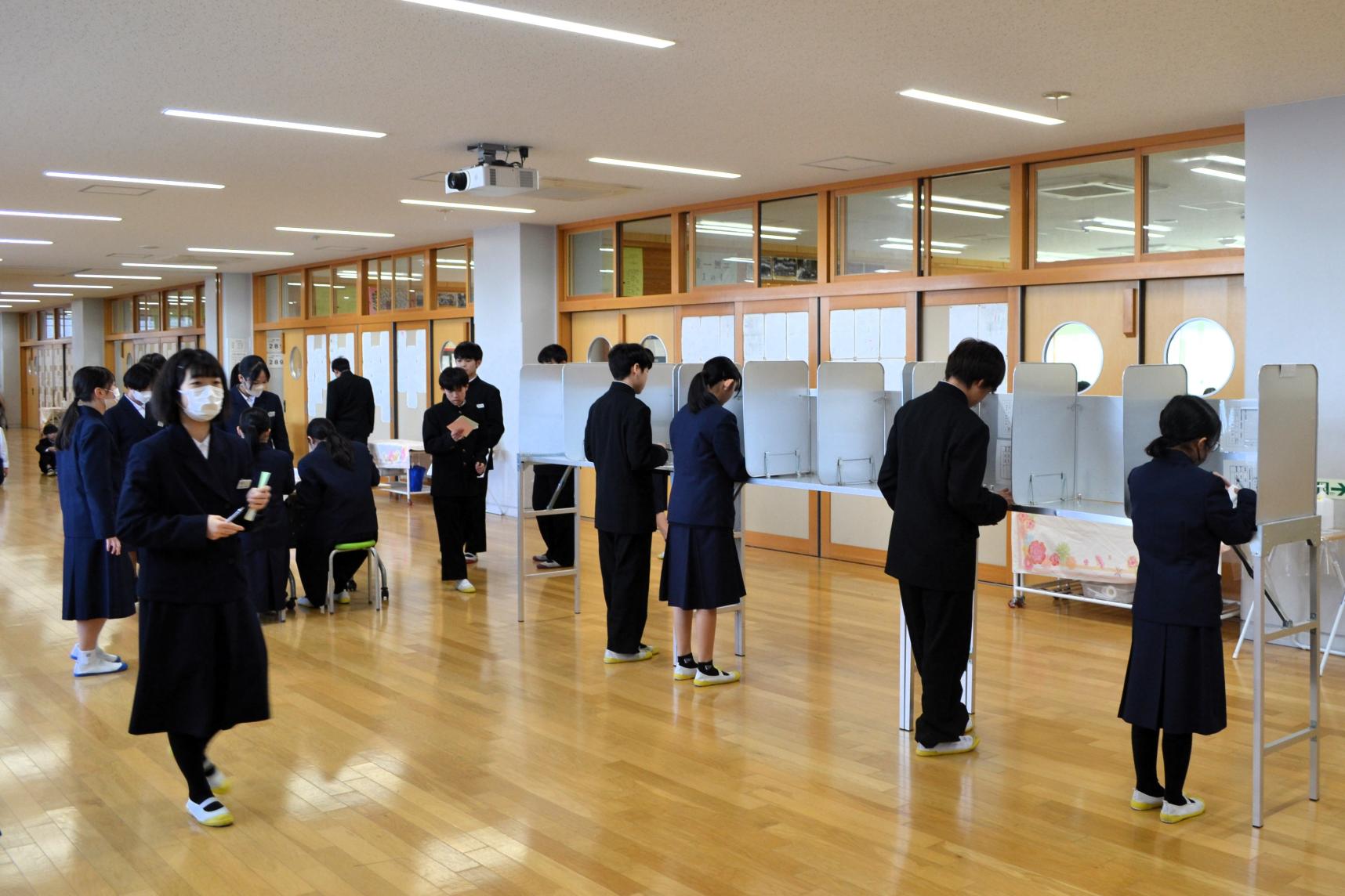 05 投票が始まりました