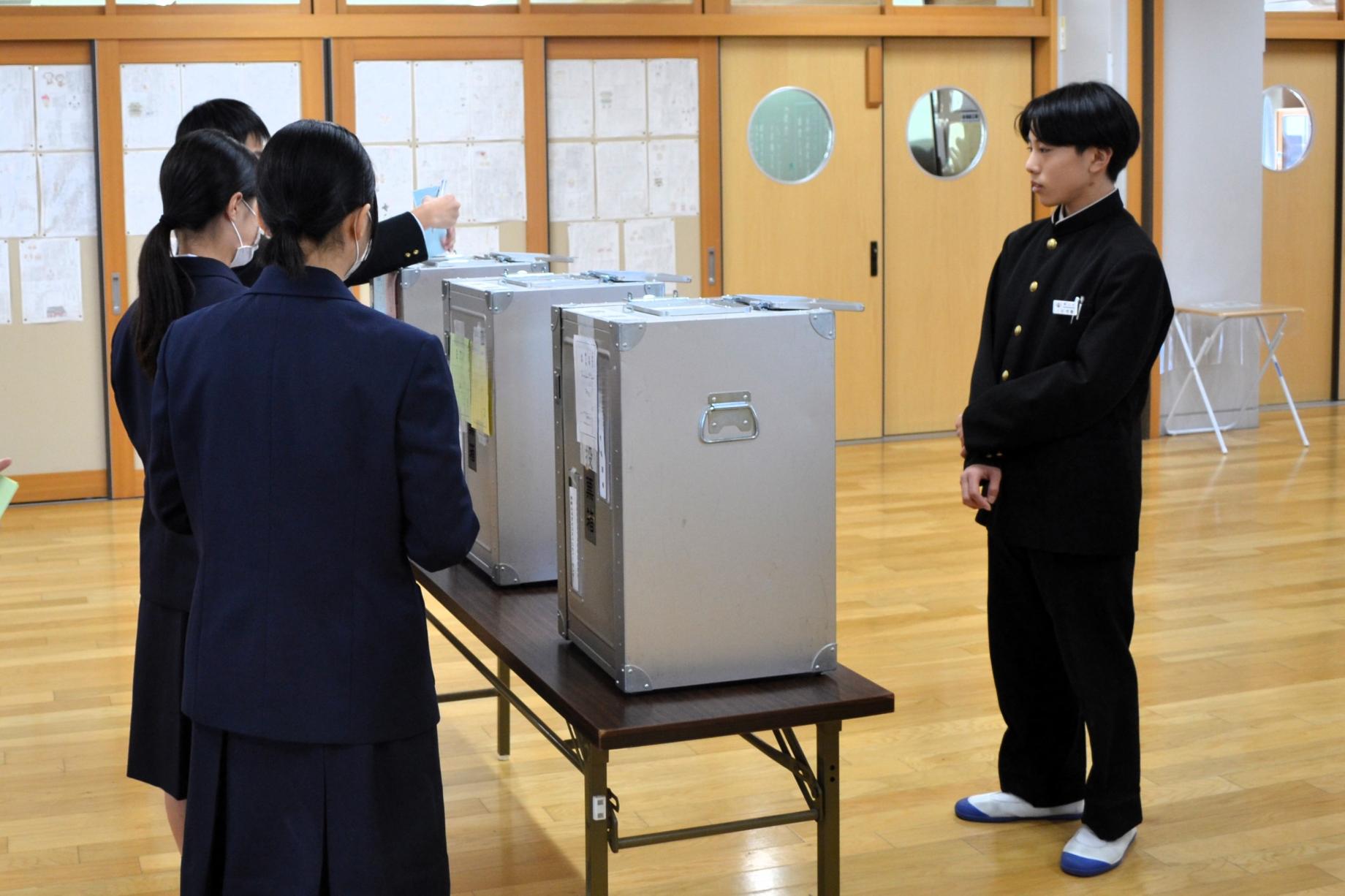 06 市役所からお借りした投票箱