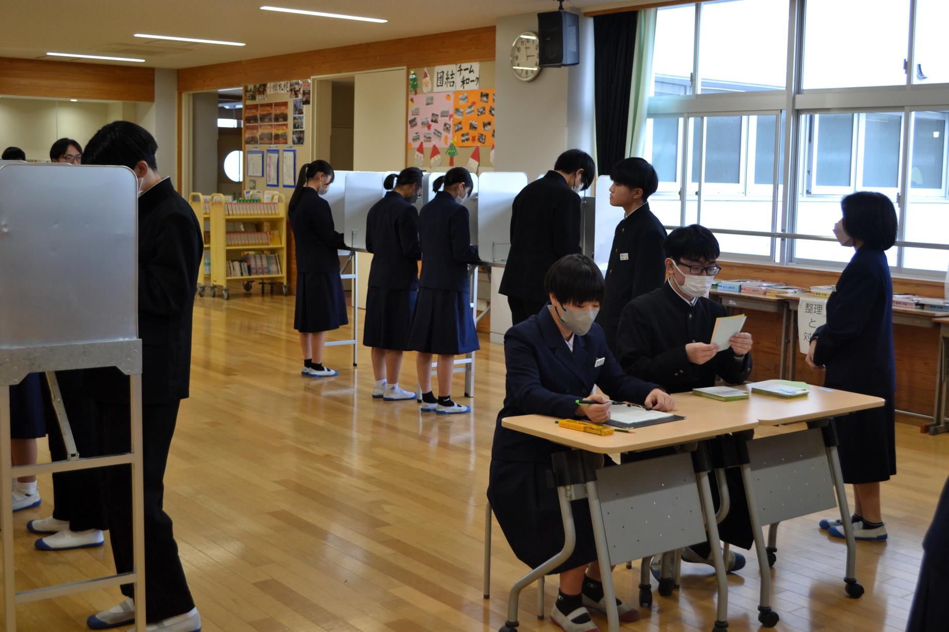 09 静かな中で粛々と投票が進んでいきます