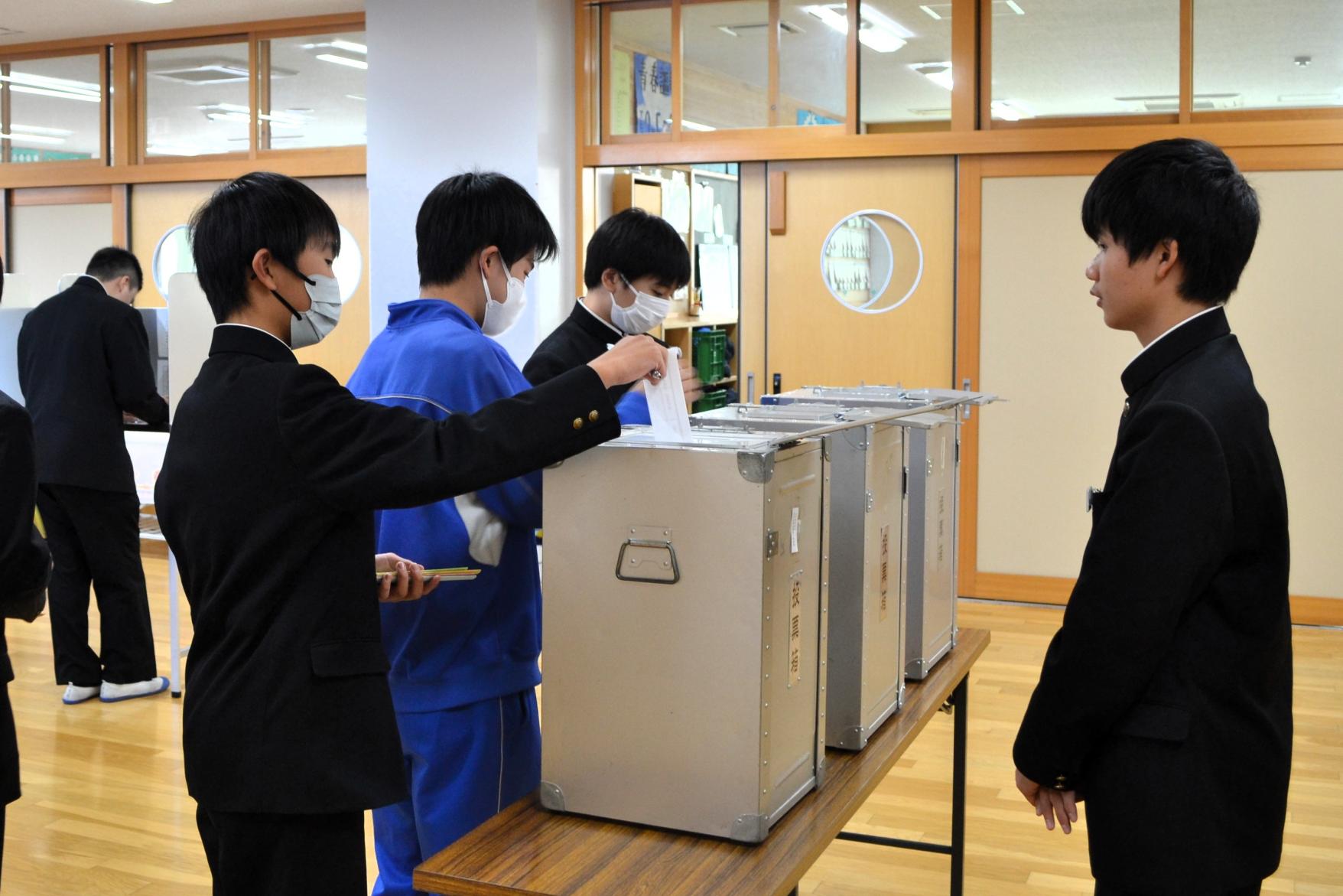 10 選挙管理委員がしっかり見守ります