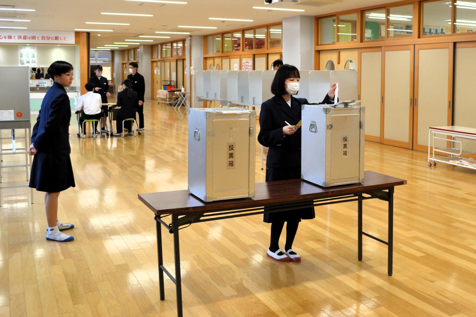 12 みんなで協力して公正な選挙ができました 12 みんなで協力して公正な選挙ができました
