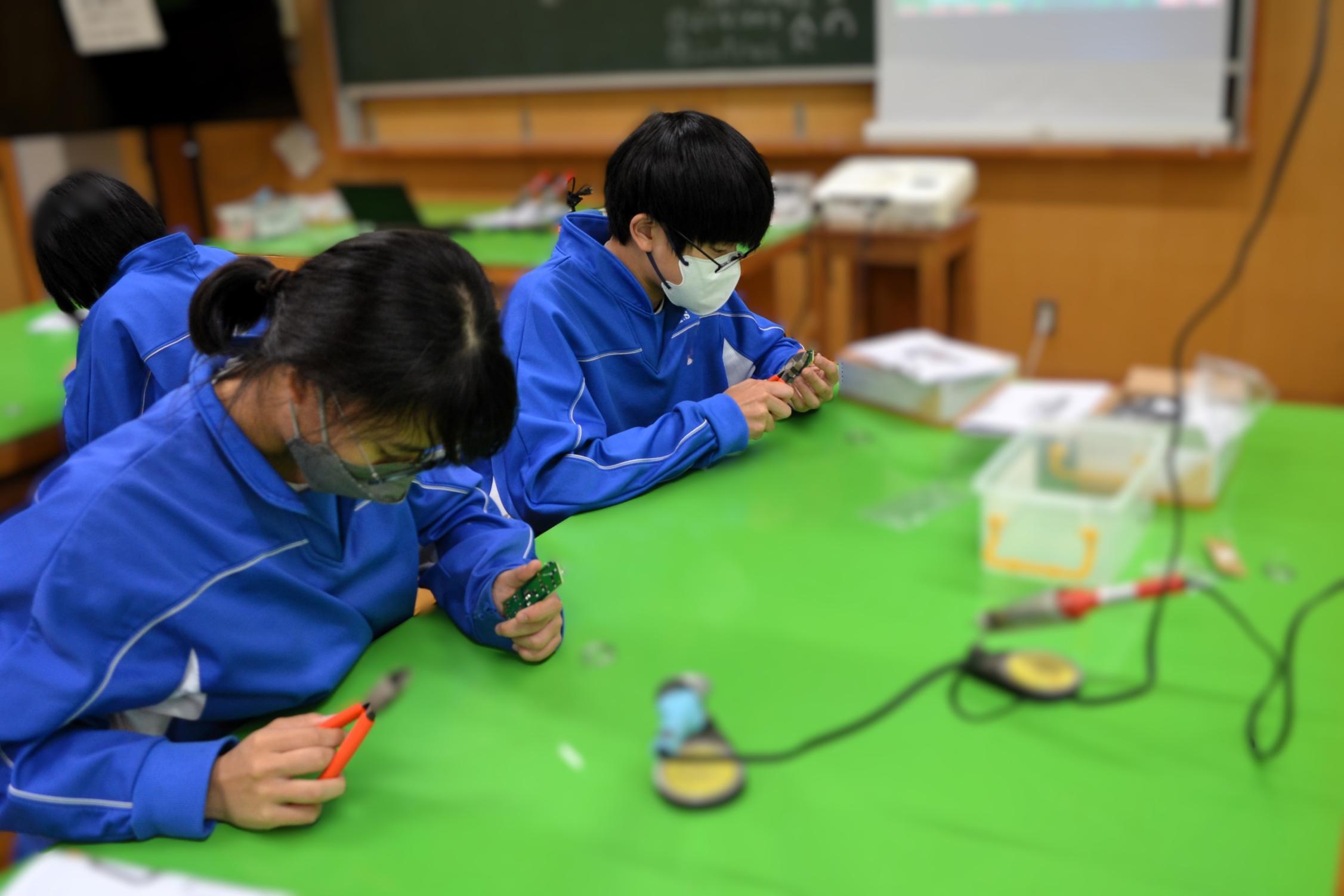 05 はんだ付けが終わったら、不要な部分を取り除きます