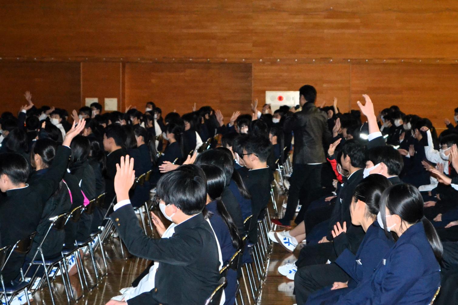 02 生徒たちに質問しながら