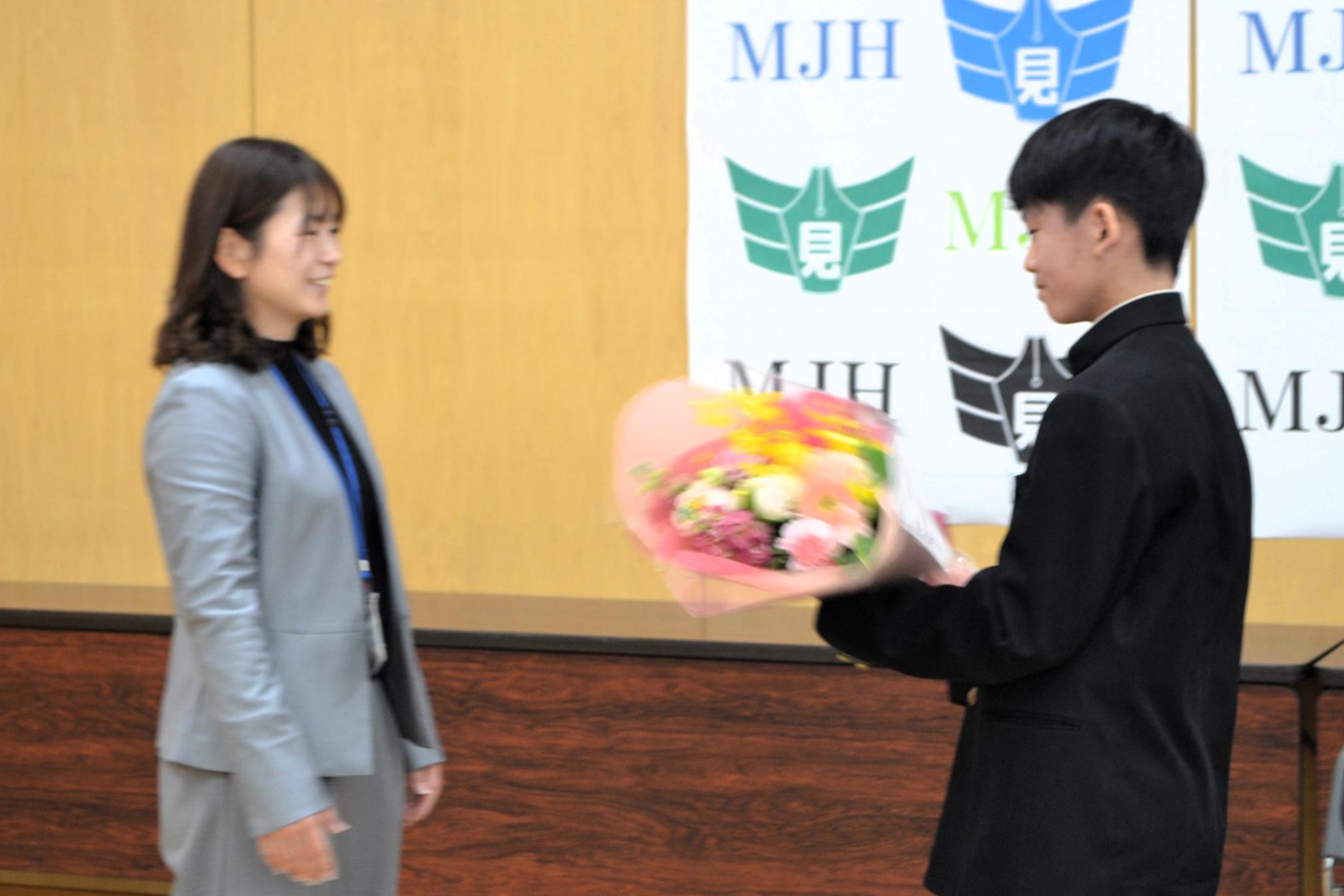 09 代表生徒による花束贈呈