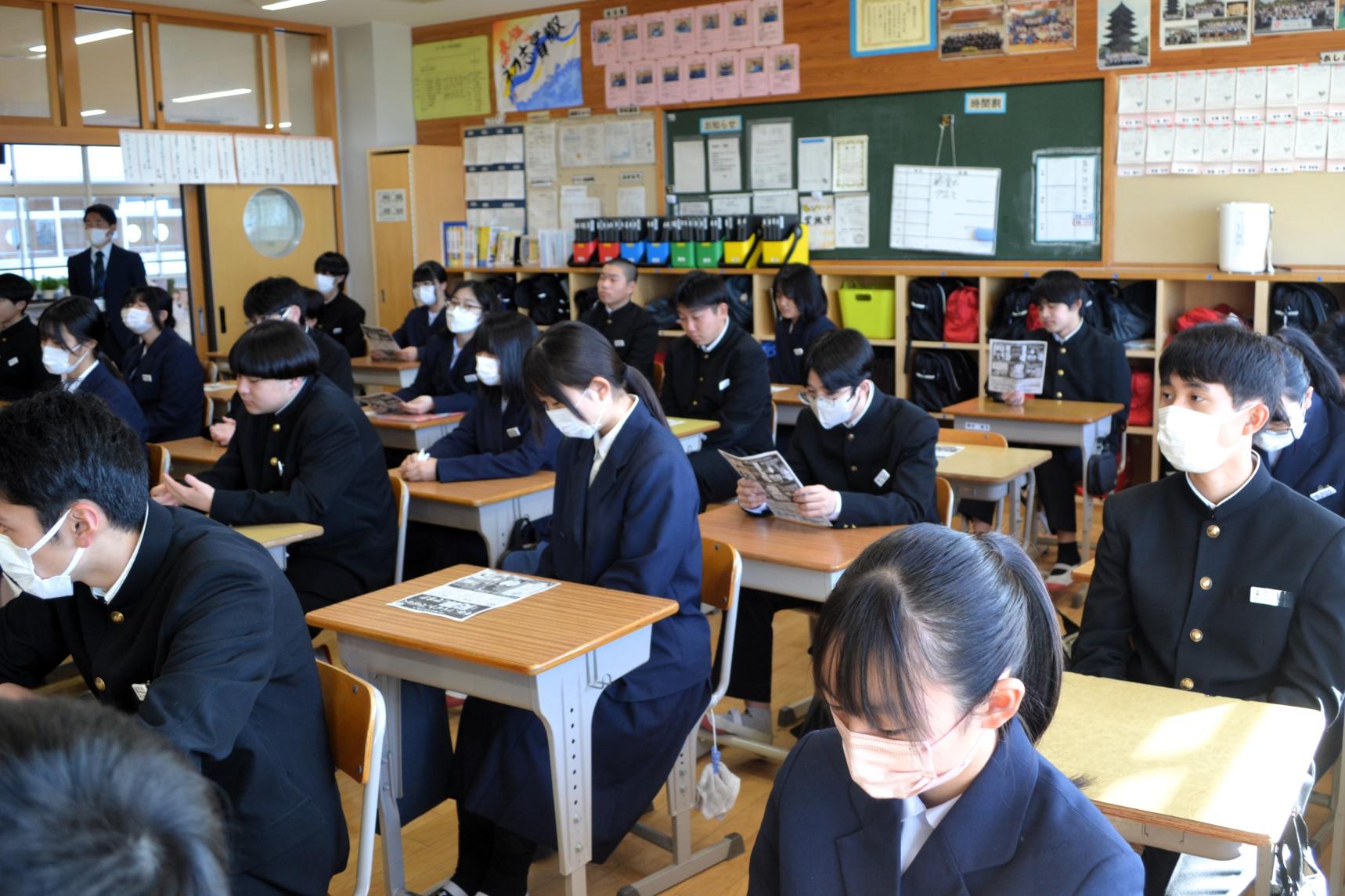 12 配付された資料を見ながら