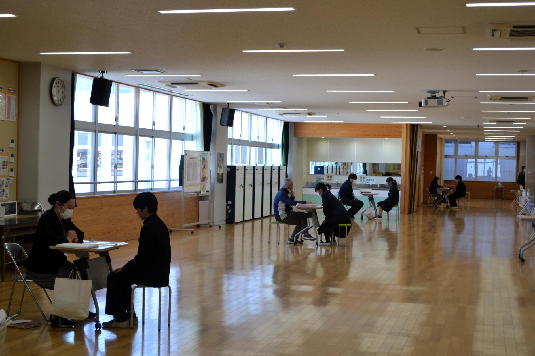 13 担任の先生と話しながら通知票を受け取ります