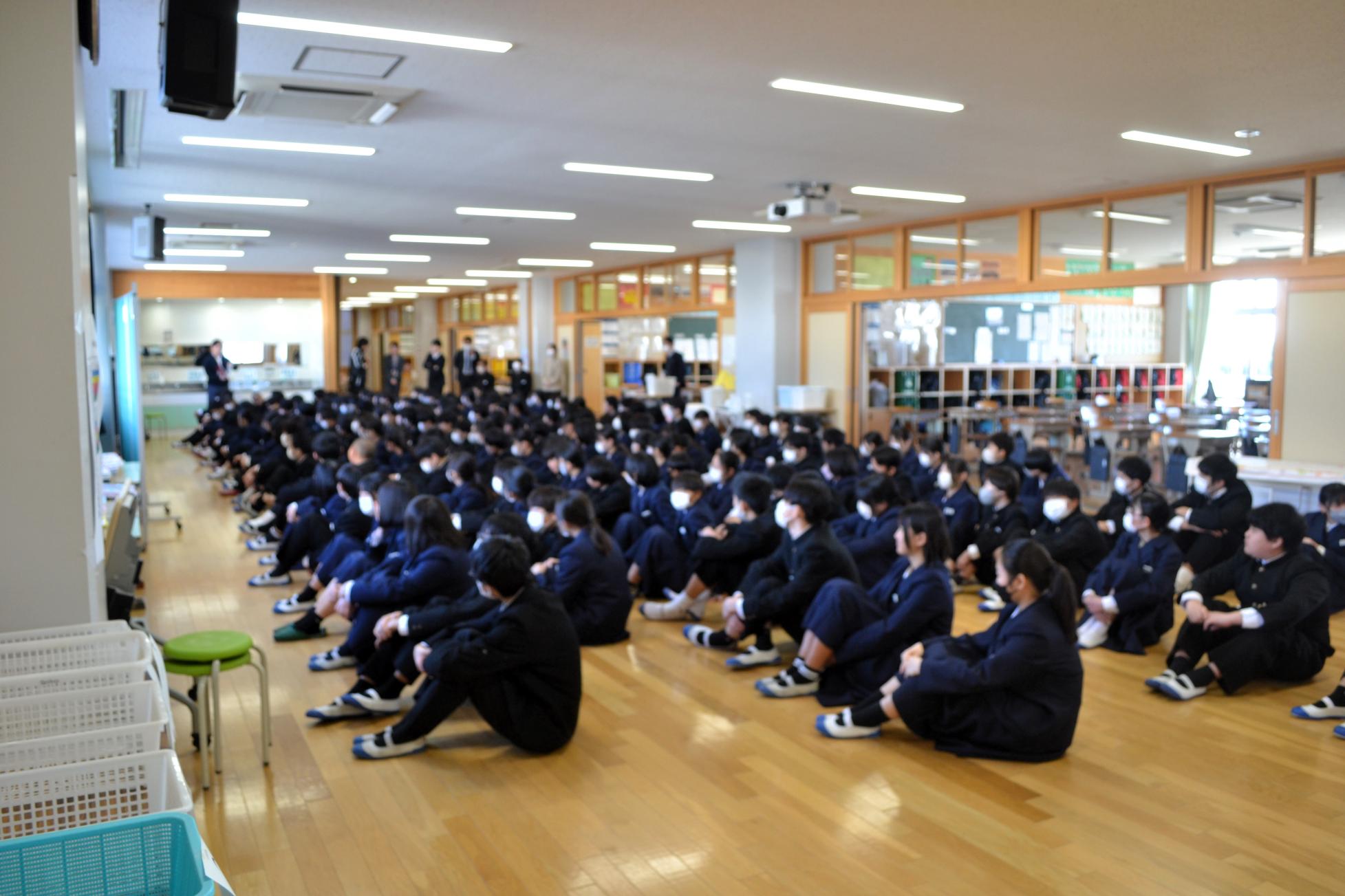 11 学年集会で3年生に向けて 11 学年集会で3年生に向けて