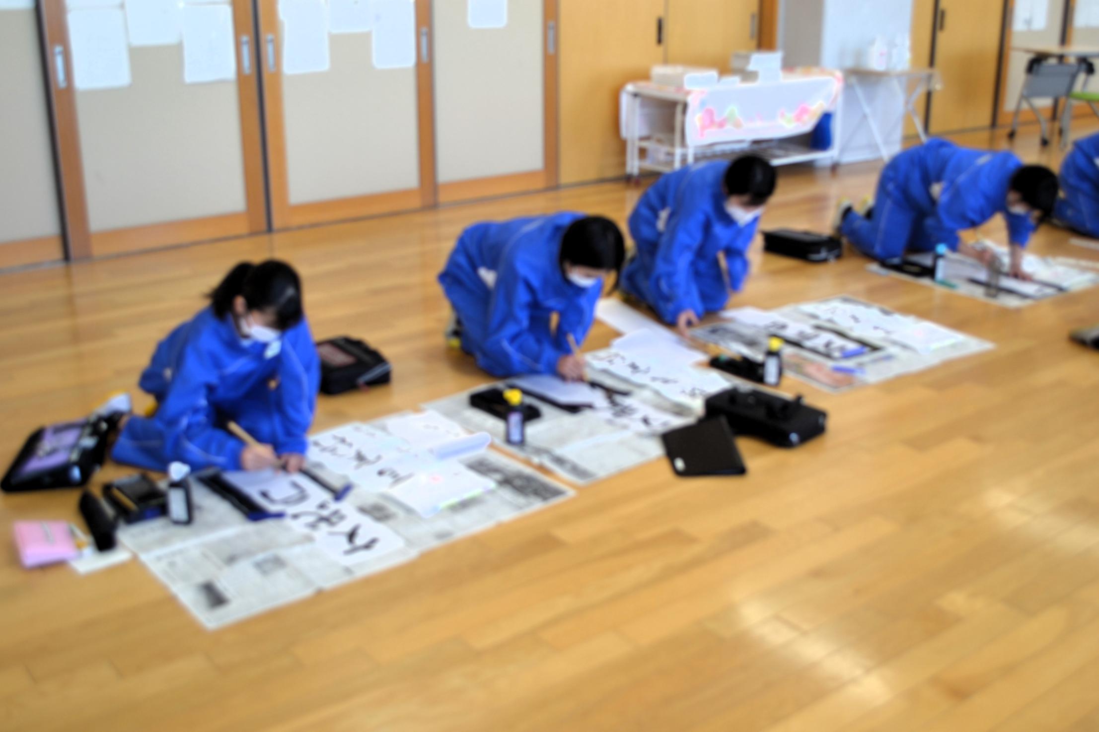 01 １年生の書初めの様子です