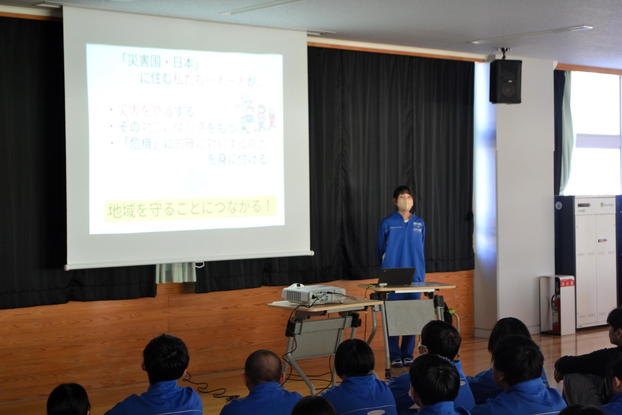 01 2年生の前で発表しました