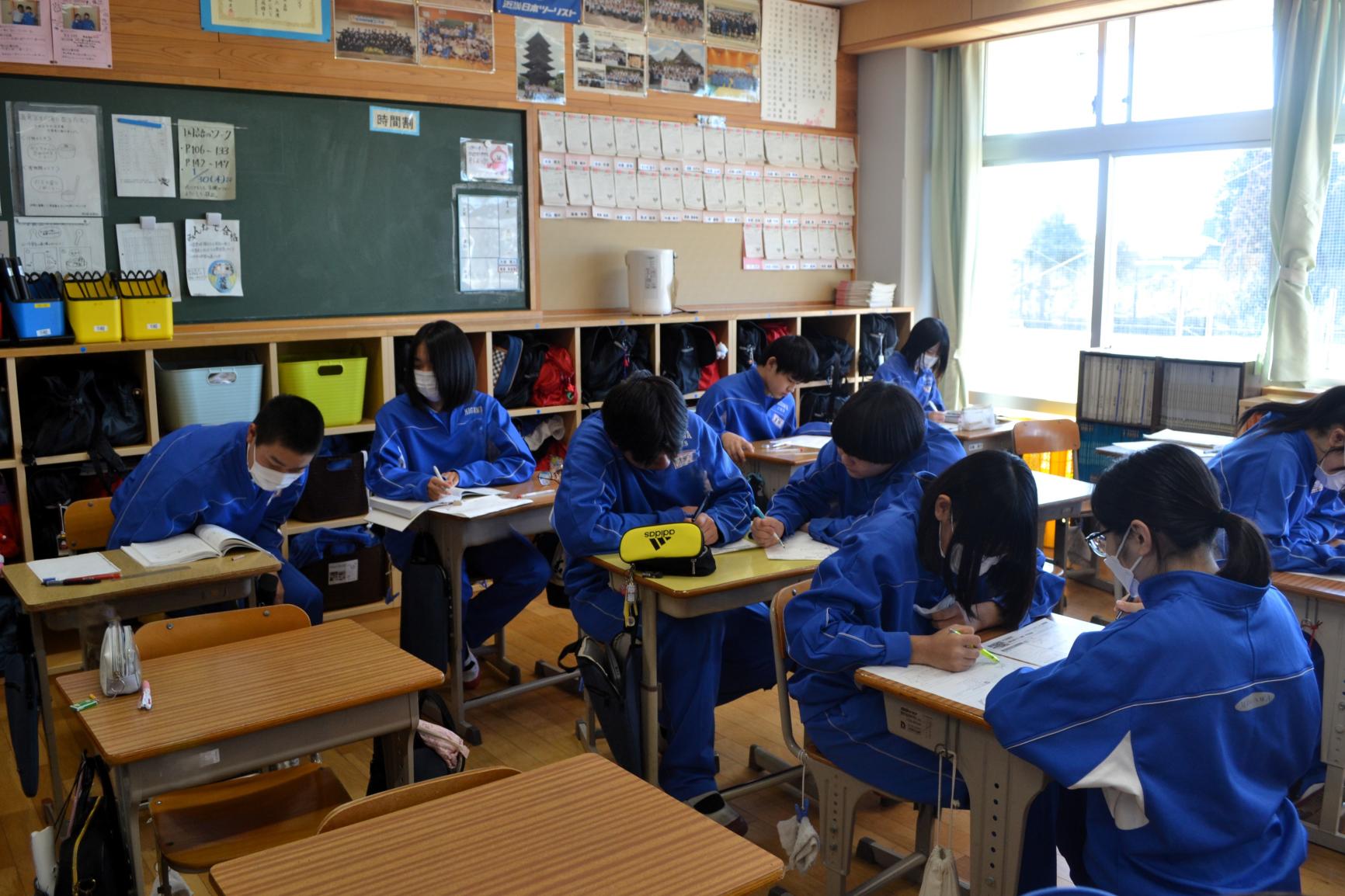 03 教室のあちらこちらで学び合い