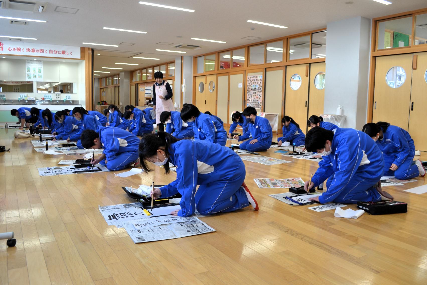 06 フロアでは書き初め