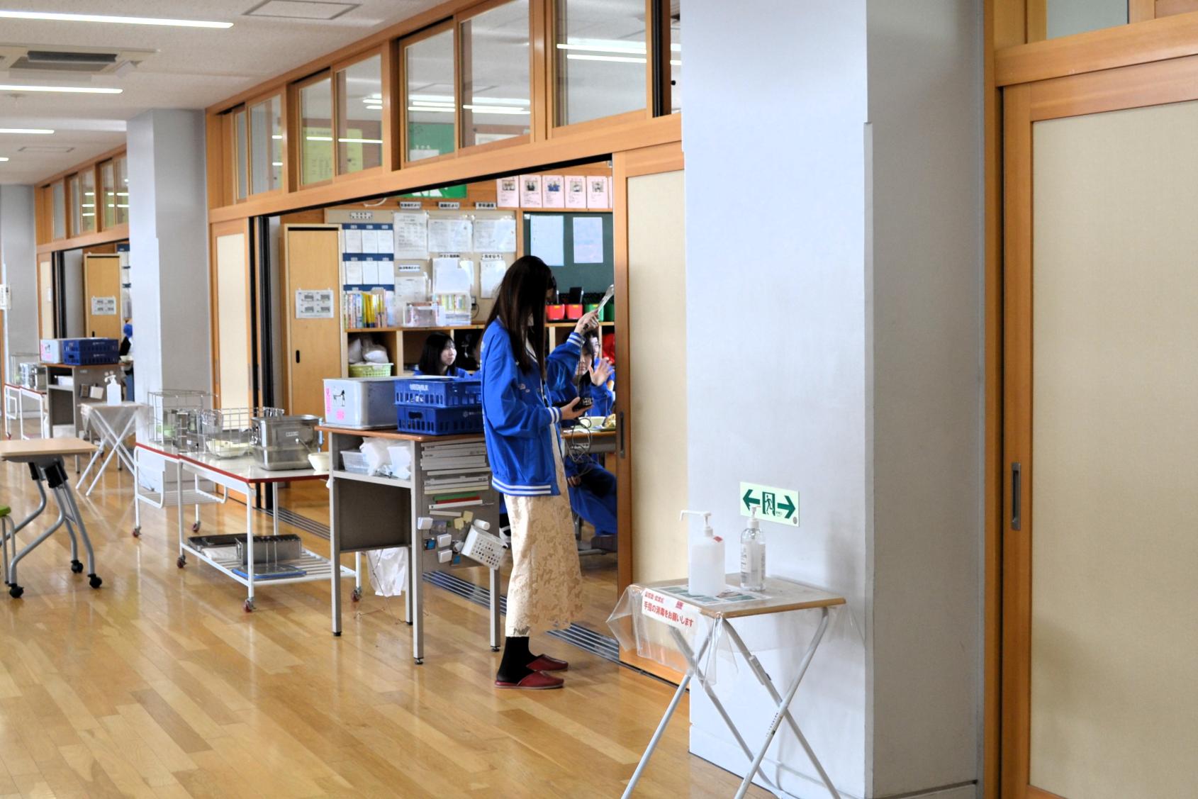 02 教室で聴いている生徒の様子も取材します
