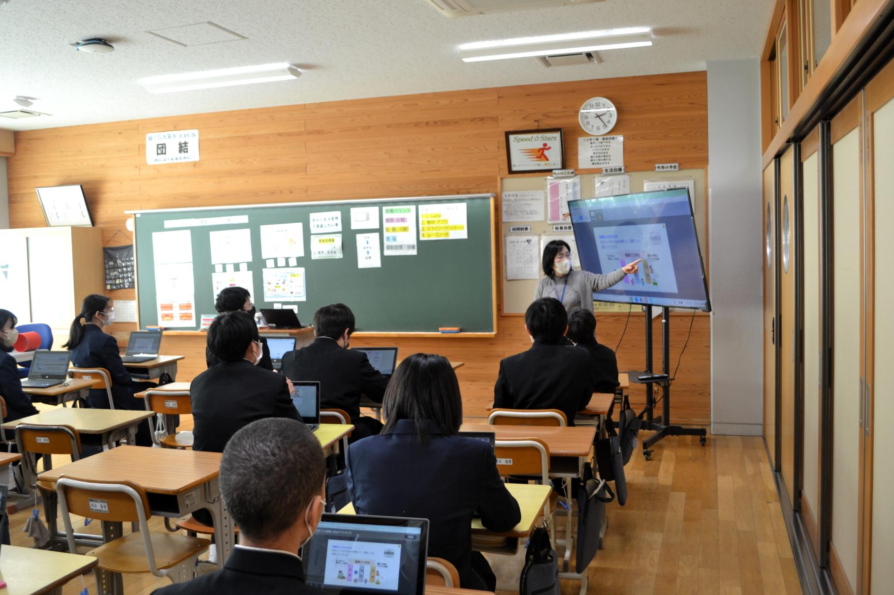 01 ２年生の各学級で行います