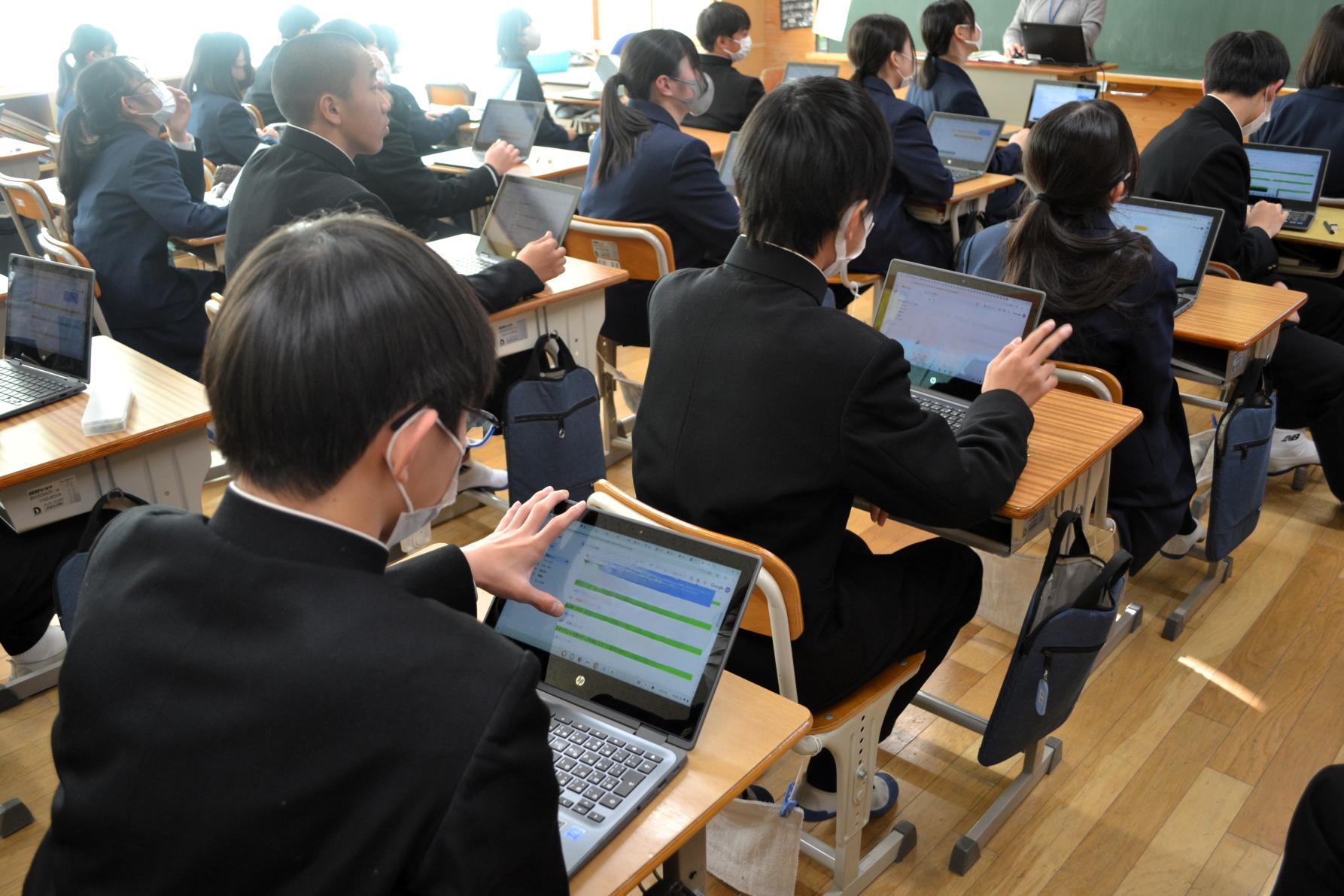 04 タブレット端末を活用してアンケートに回答していきます