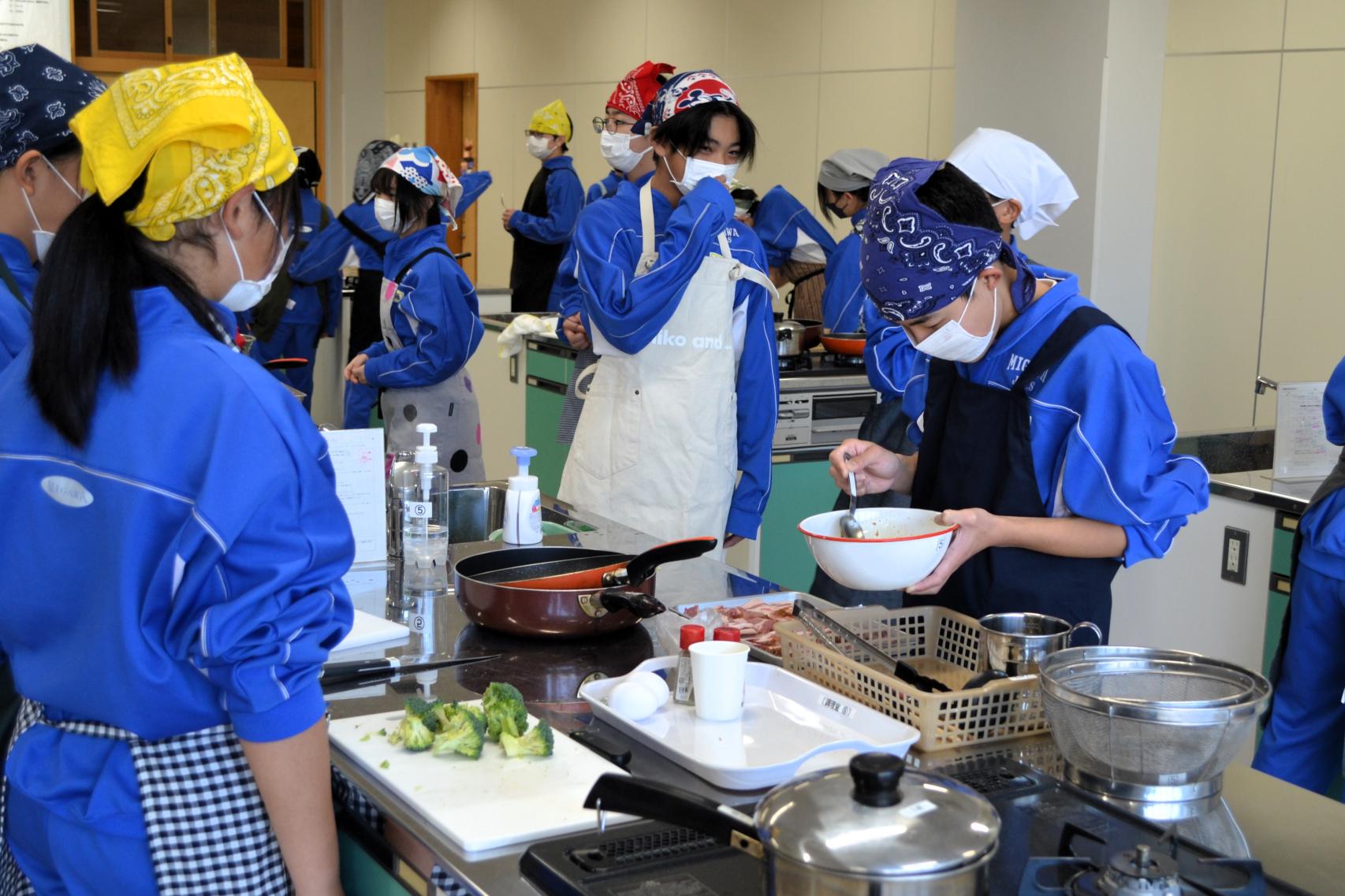 02 調味料を合わせます