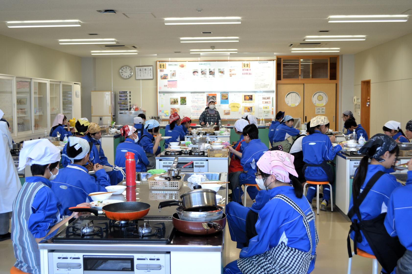 08 会食が終わり、後片付けの仕方をしっかり聞いています 08 会食が終わり、後片付けの仕方をしっかり聞いています