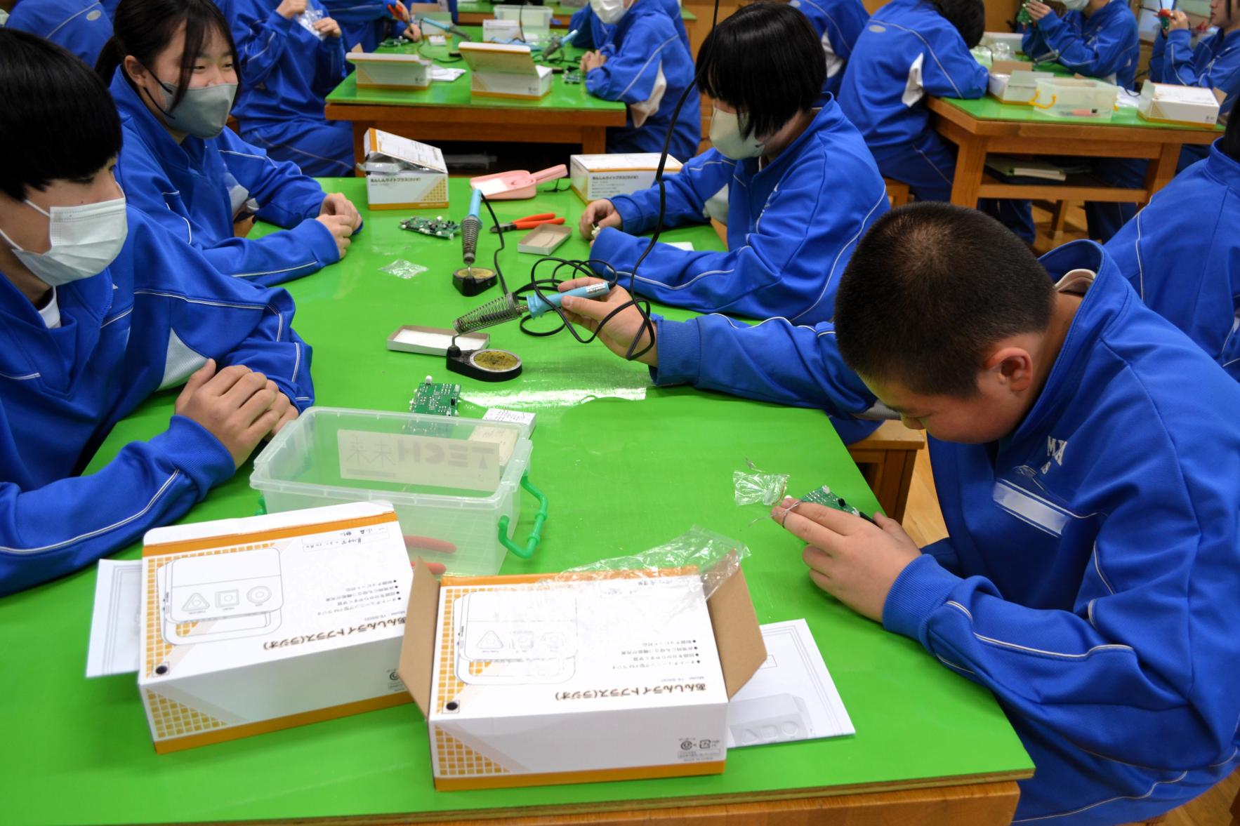 01 真剣にはんだ付けの作業をしています