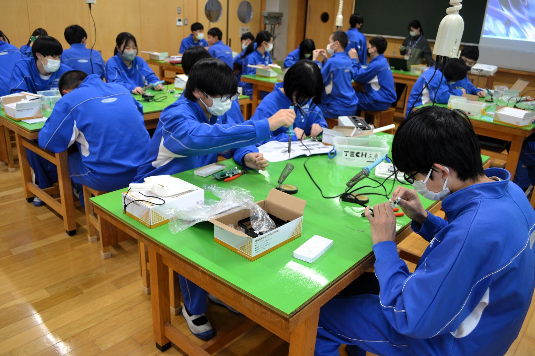 03 グループごとに取り組んでいます
