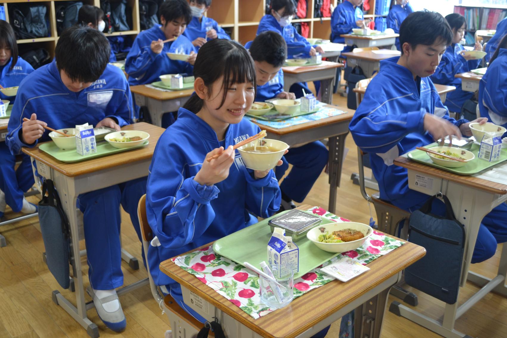 02 メニューを考案した生徒も嬉しそうに食べていました